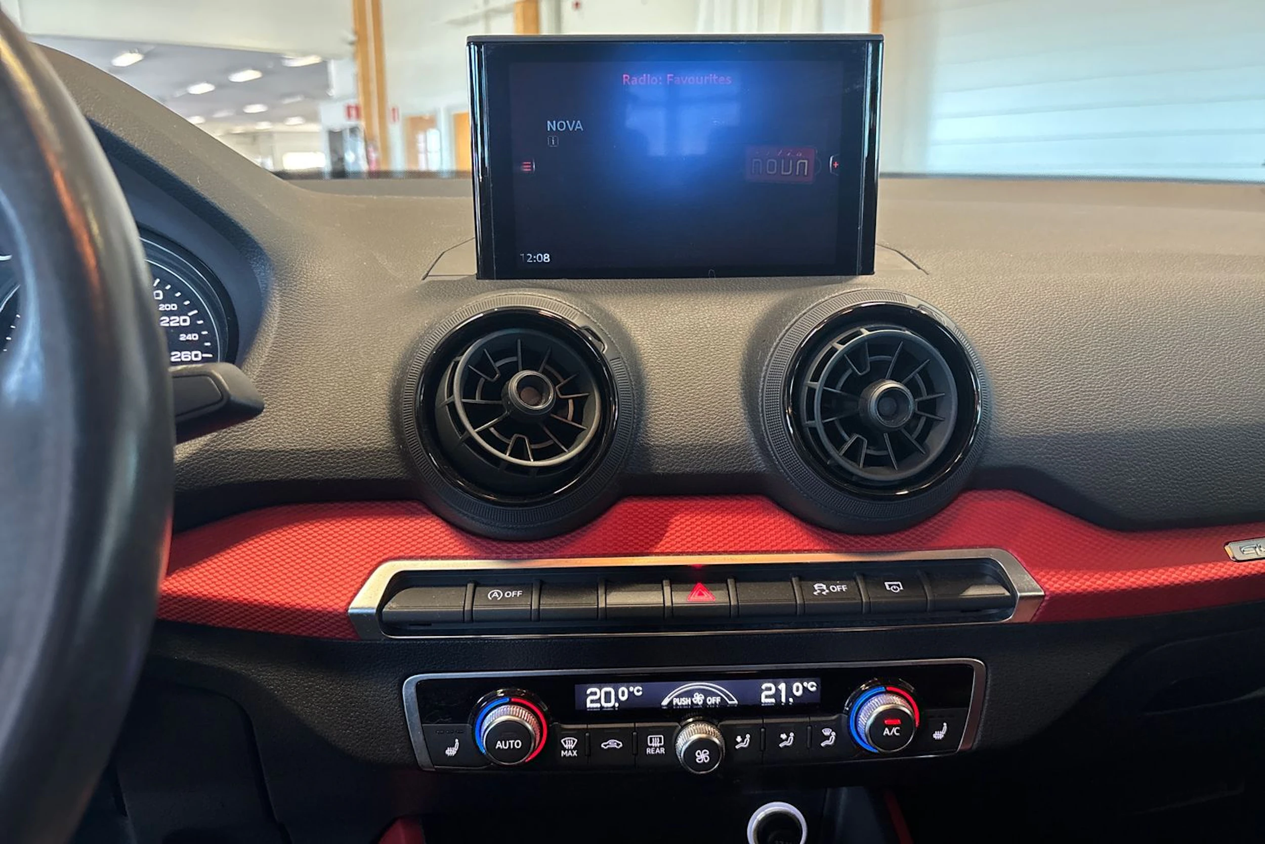 Musta Audi Q2 2017 kuva 16.