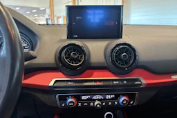Musta Audi Q2 2017 kuva 16.