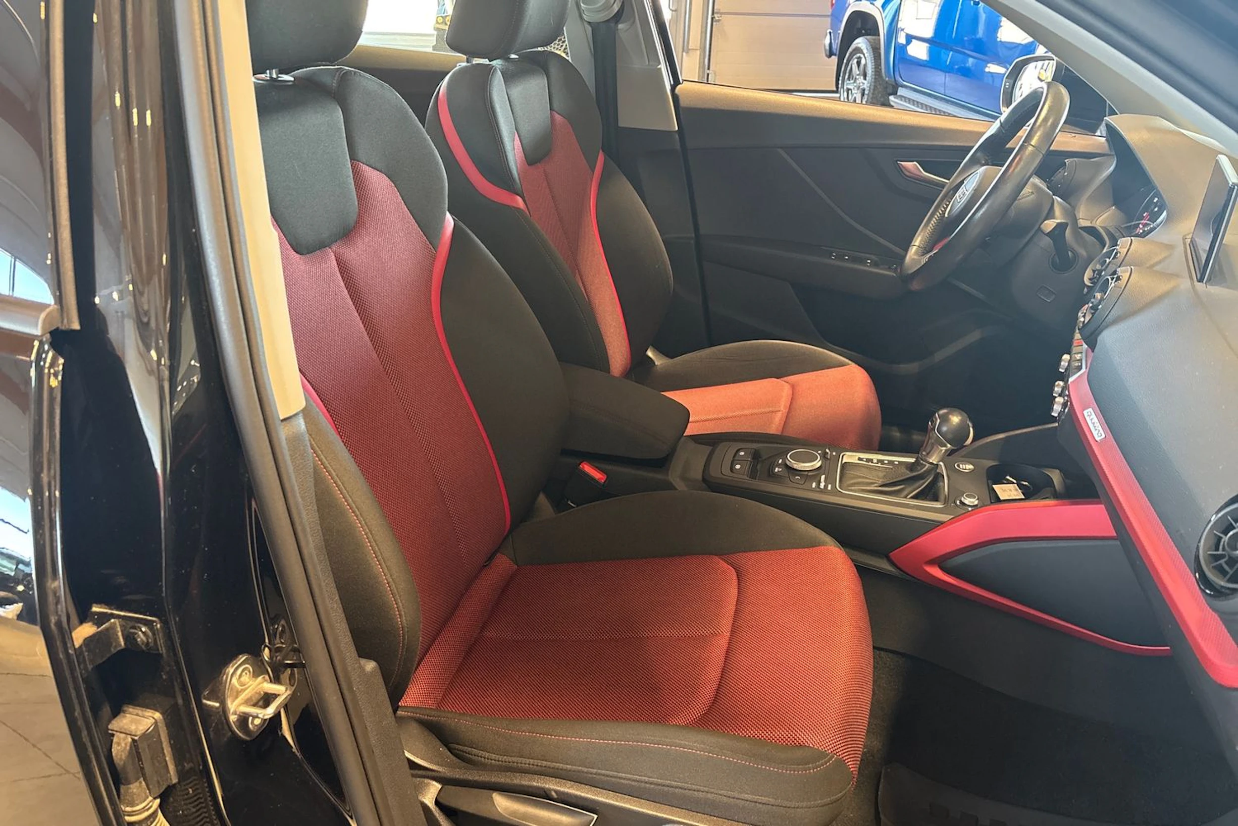 Musta Audi Q2 2017 kuva 17.