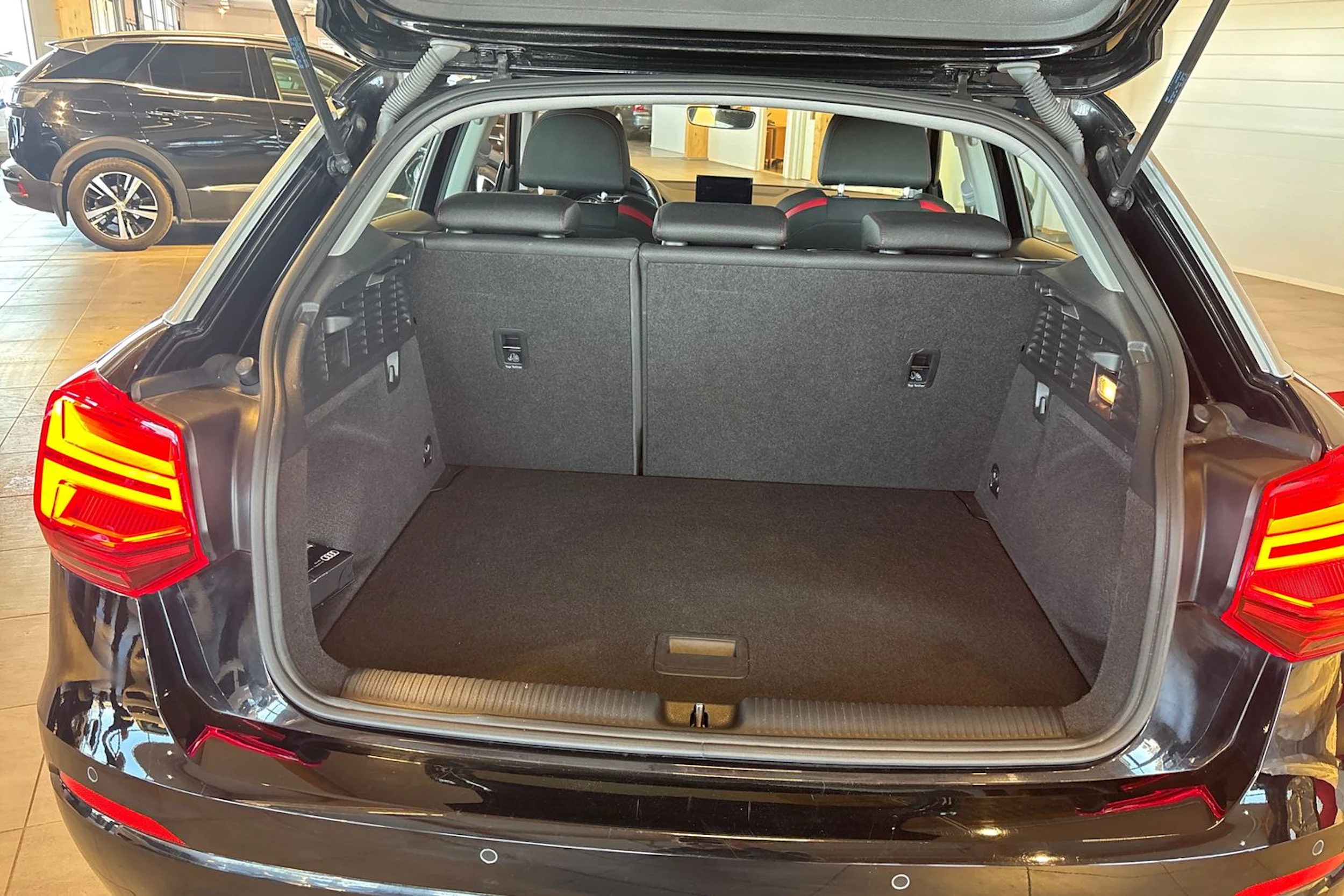 Musta Audi Q2 2017 kuva 18.