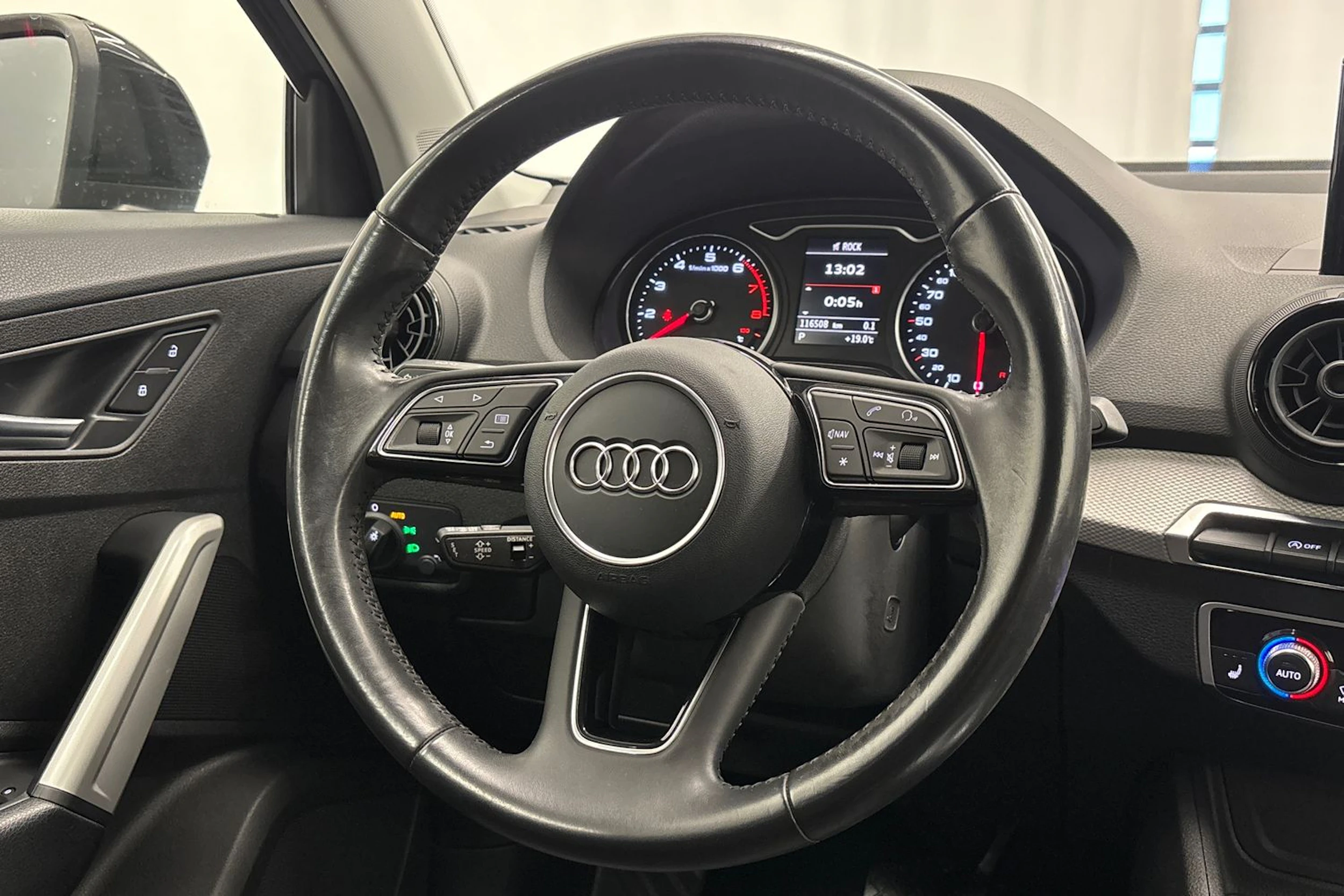musta Audi Q2 2017 kuva 12.