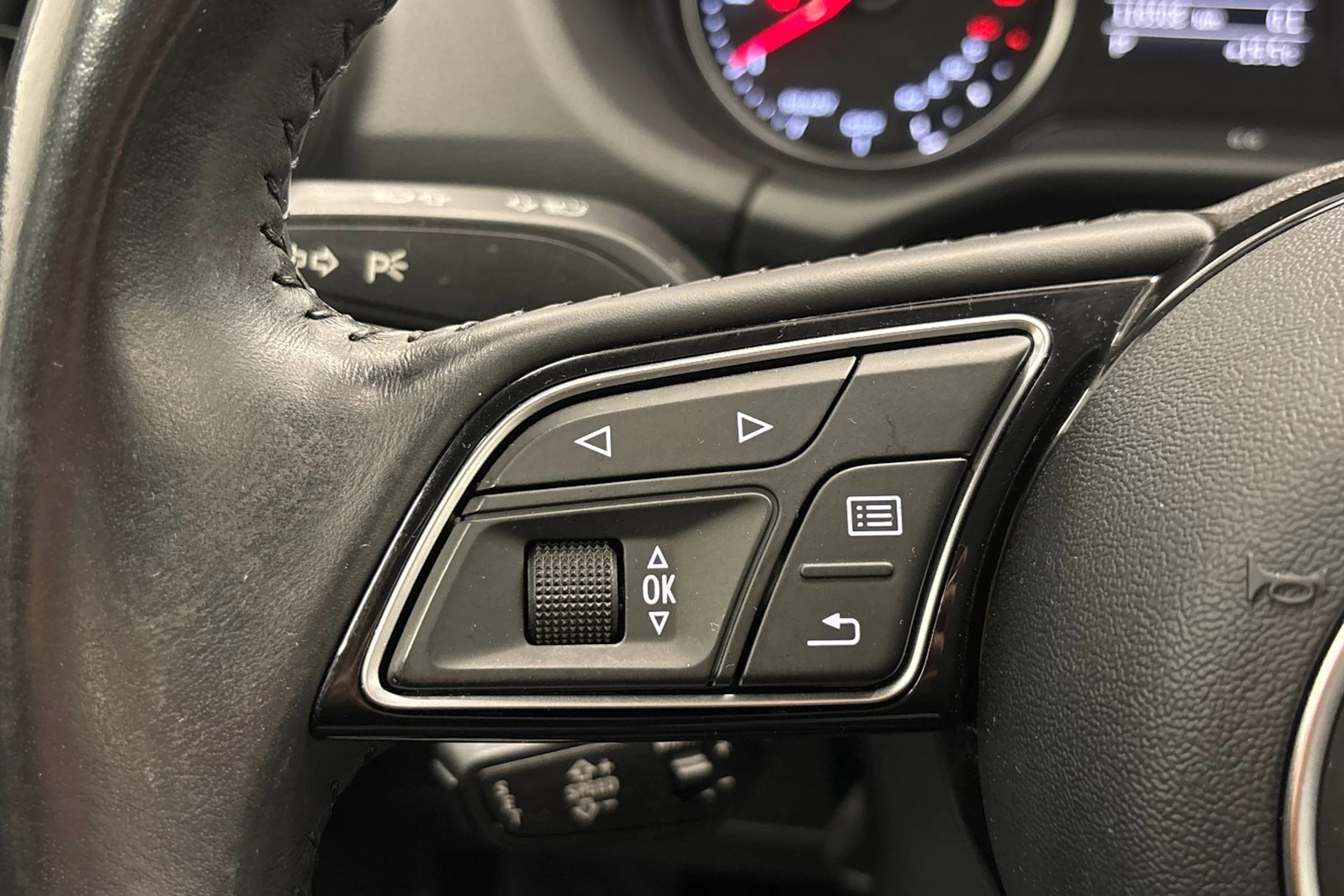 musta Audi Q2 2017 kuva 13.