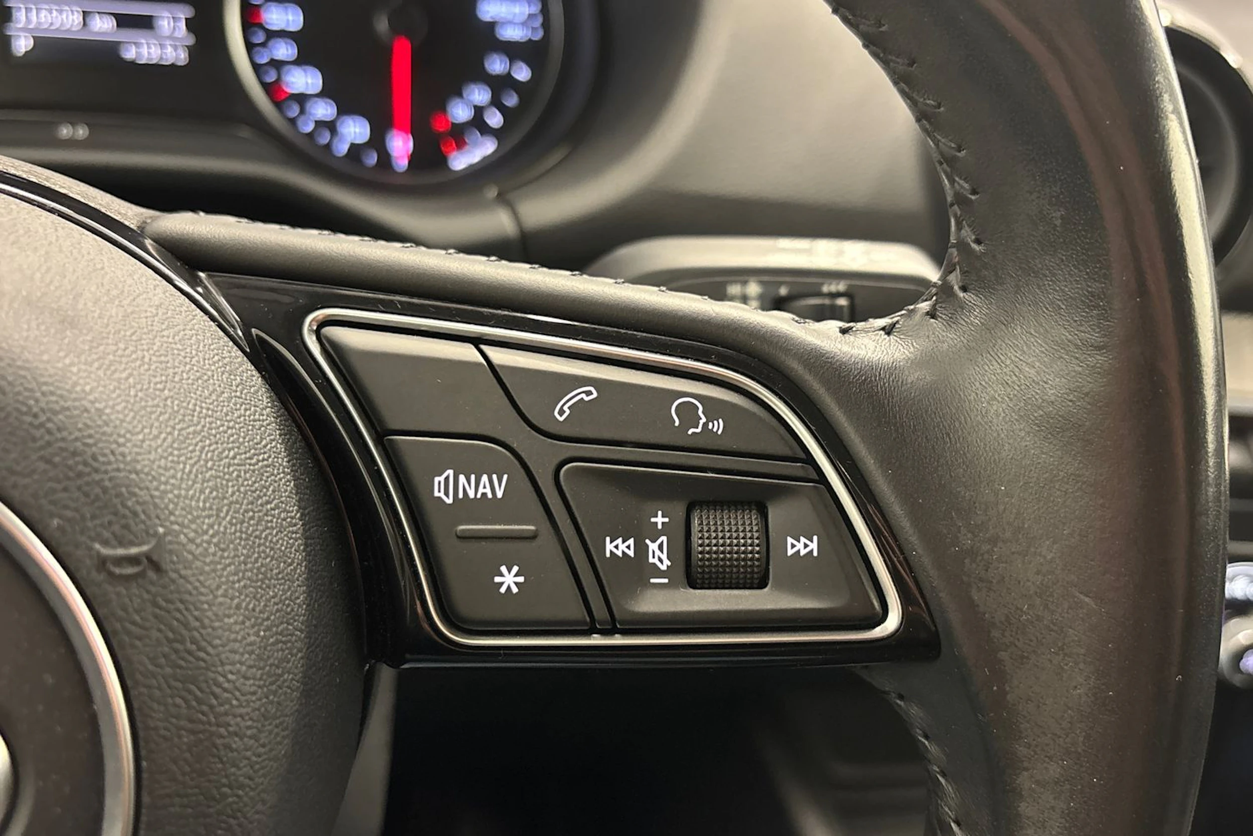 musta Audi Q2 2017 kuva 14.