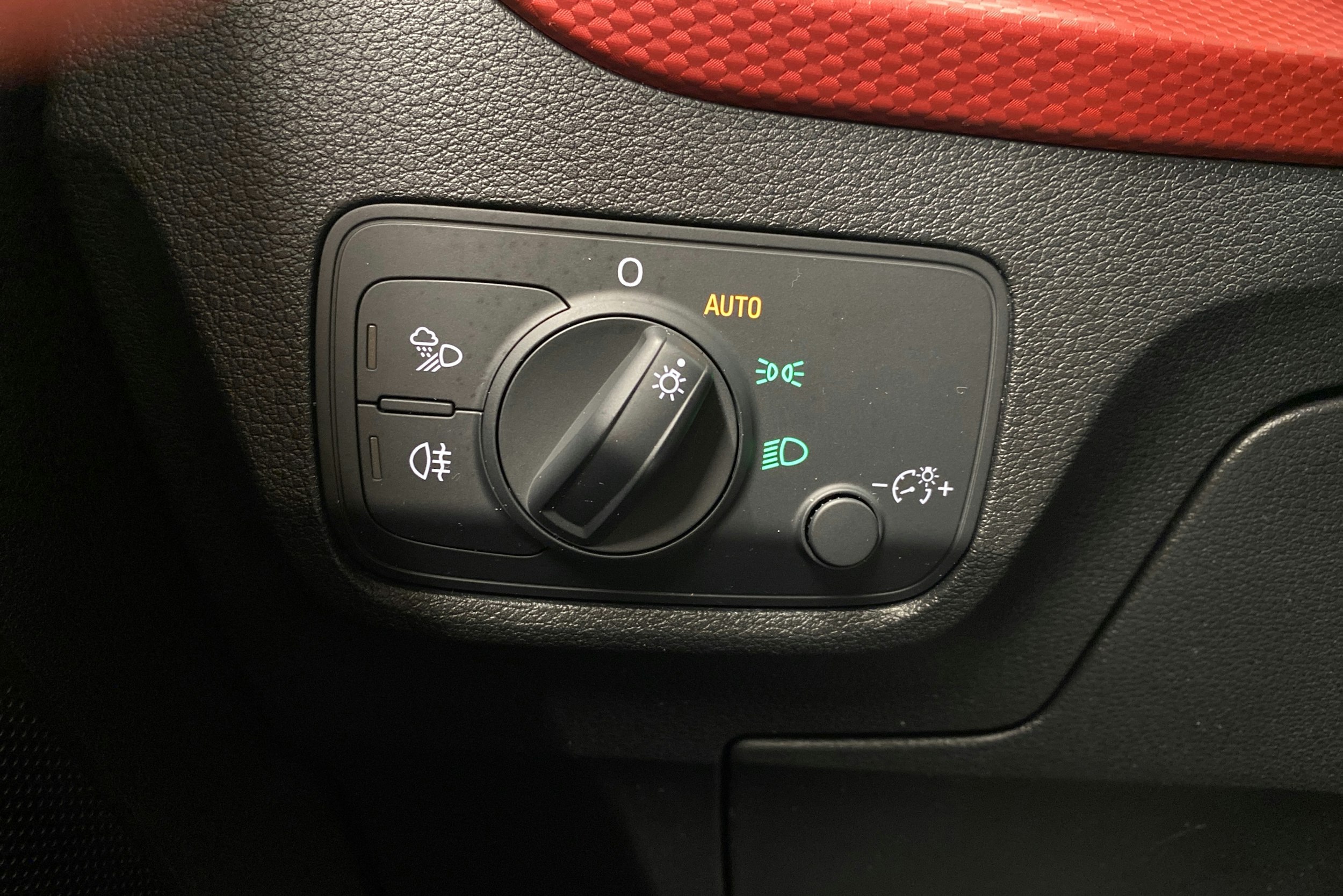 musta Audi Q2 2017 kuva 17.