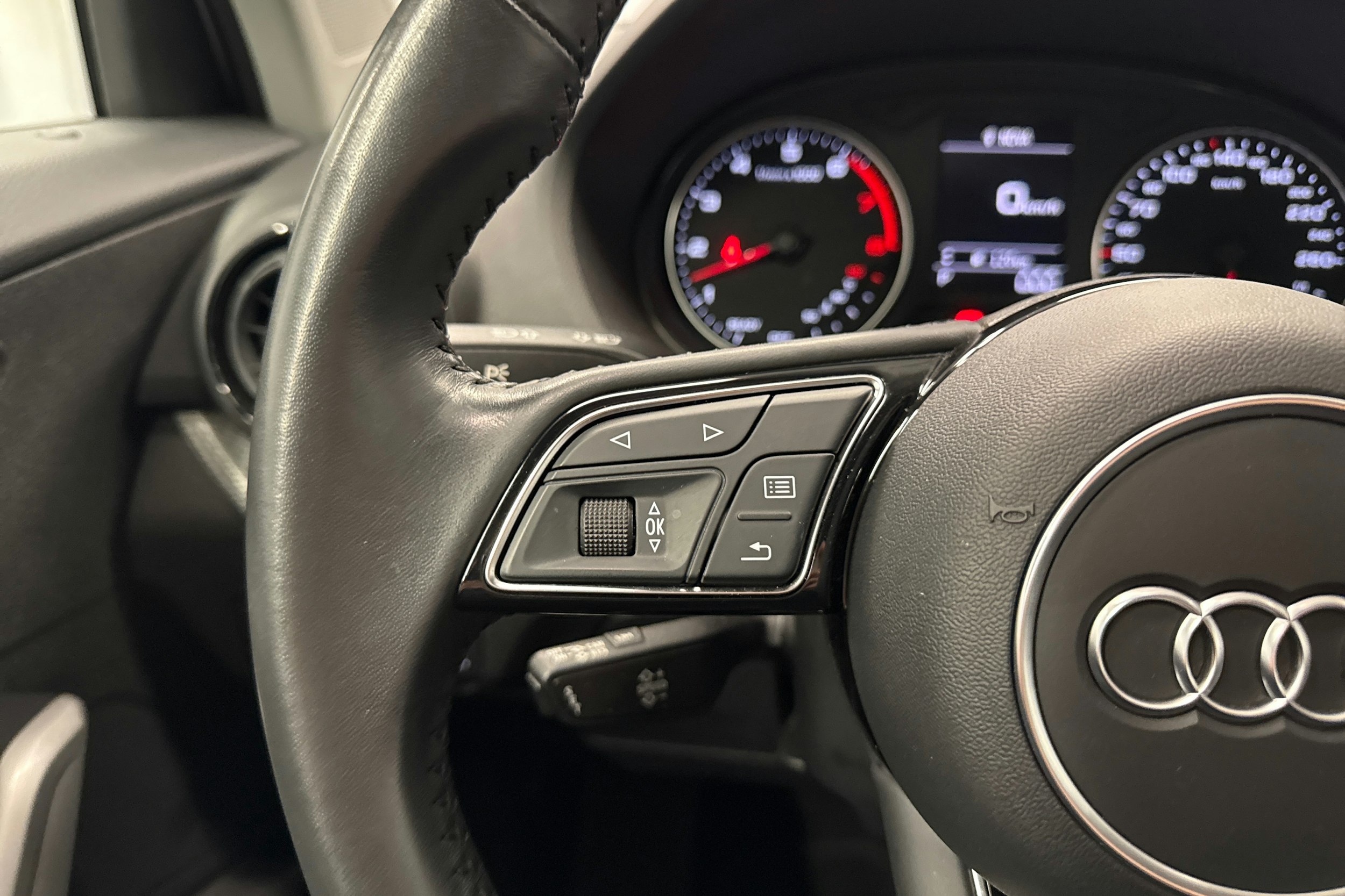 hopea Audi Q2 2018 kuva 14.