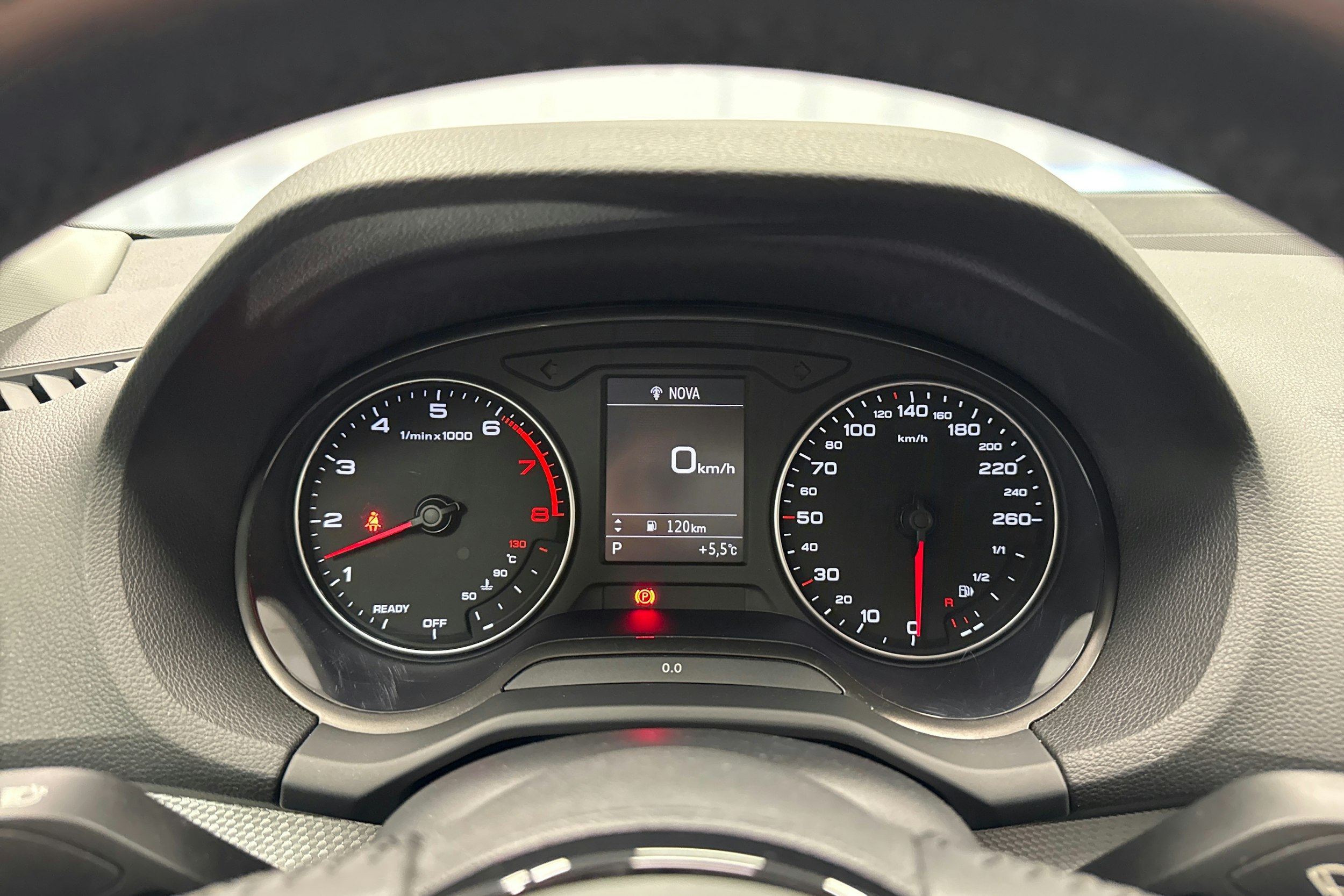 hopea Audi Q2 2018 kuva 16.