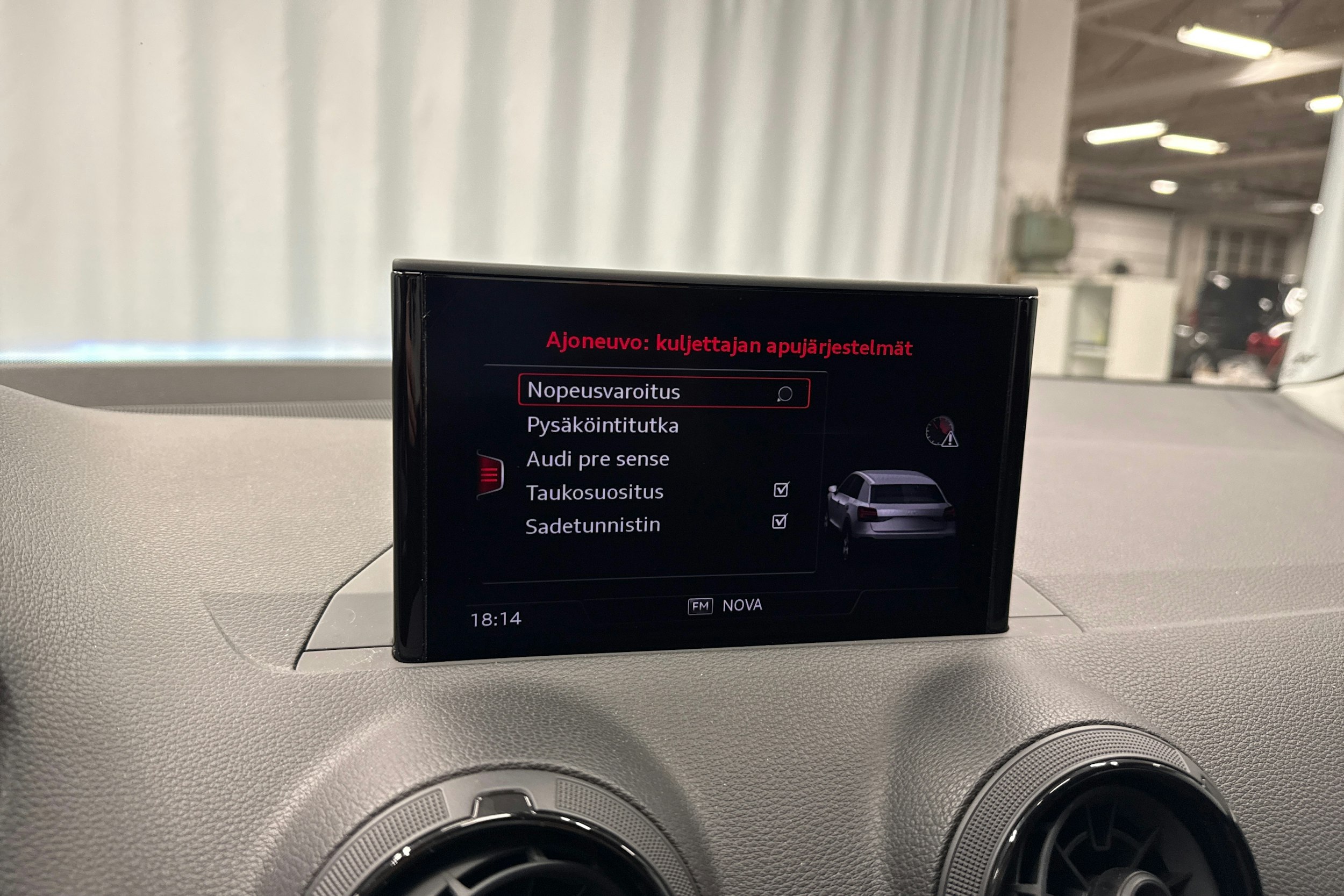 hopea Audi Q2 2018 kuva 19.