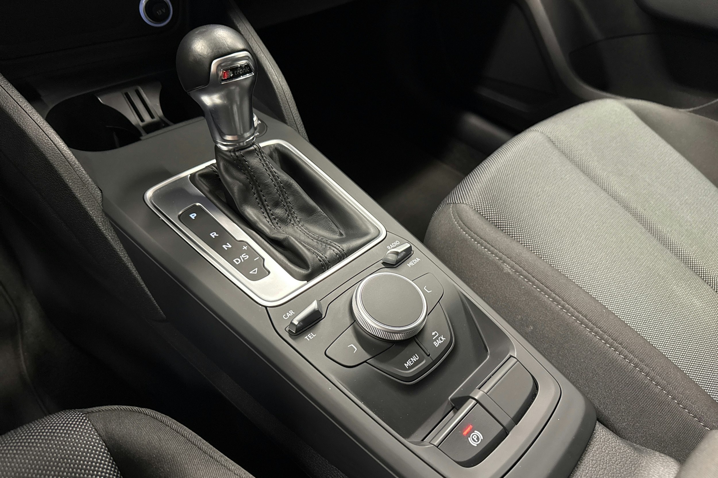 hopea Audi Q2 2018 kuva 22.