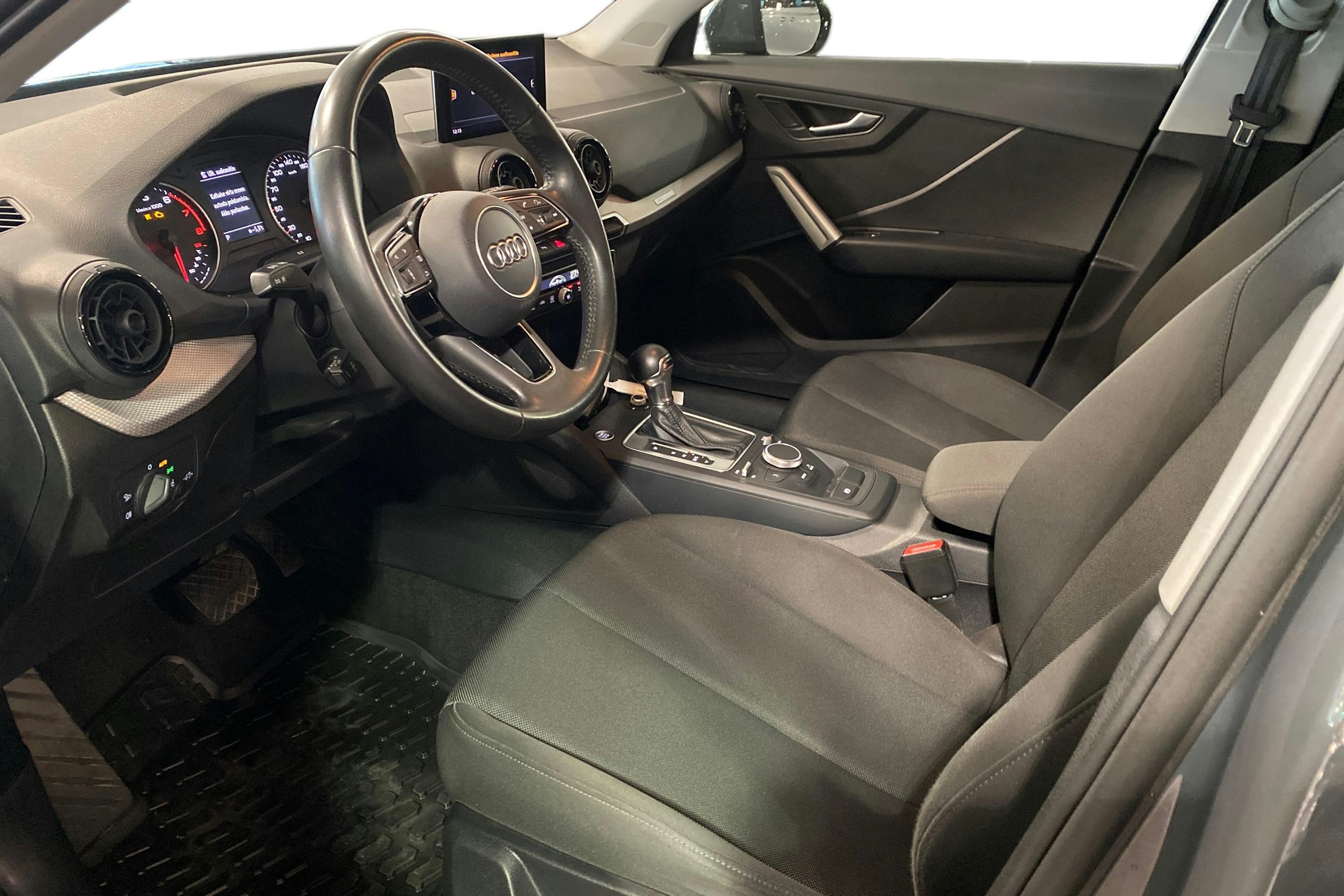 Harmaa Audi Q2 2018 kuva 7.
