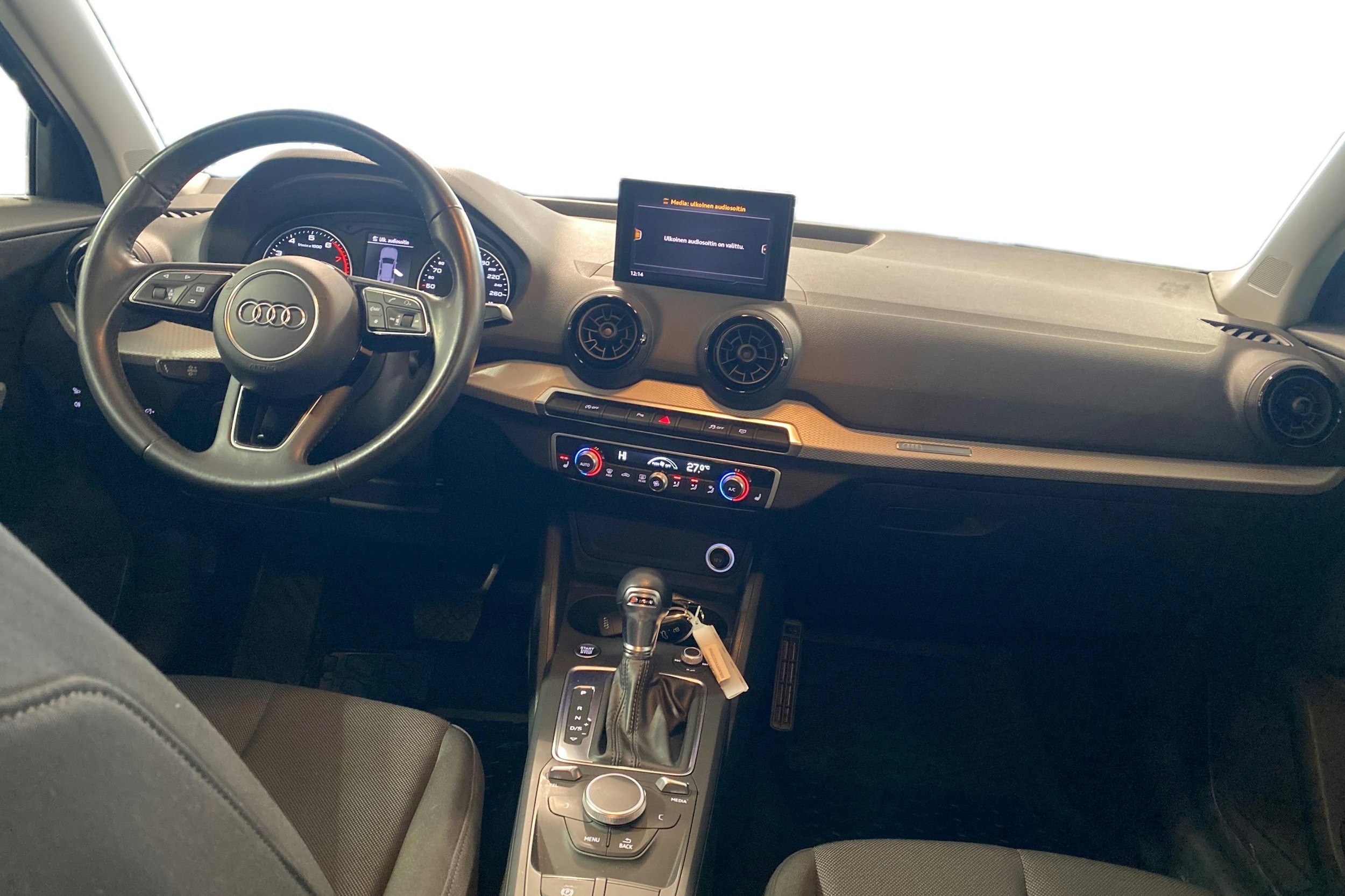 Harmaa Audi Q2 2018 kuva 9.