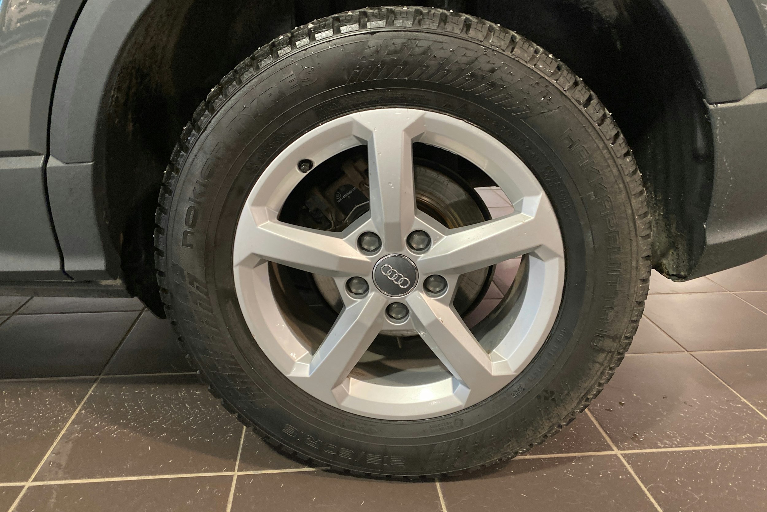 Harmaa Audi Q2 2018 kuva 13.