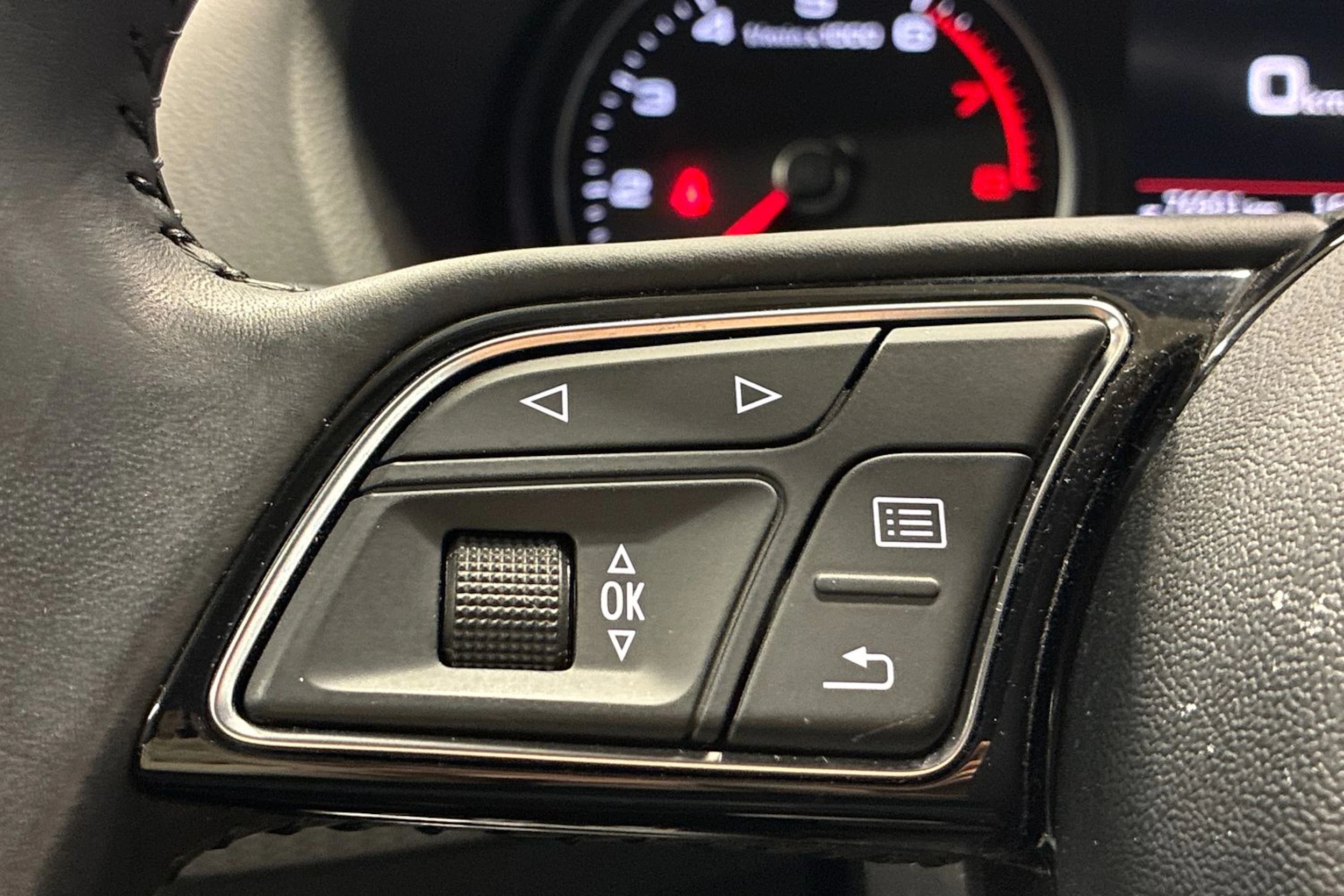 valkoinen Audi Q2 2018 kuva 14.
