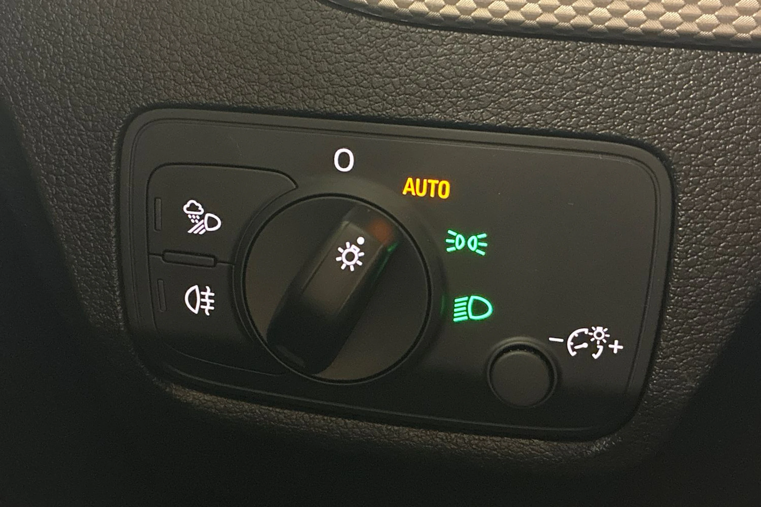 valkoinen Audi Q2 2018 kuva 17.