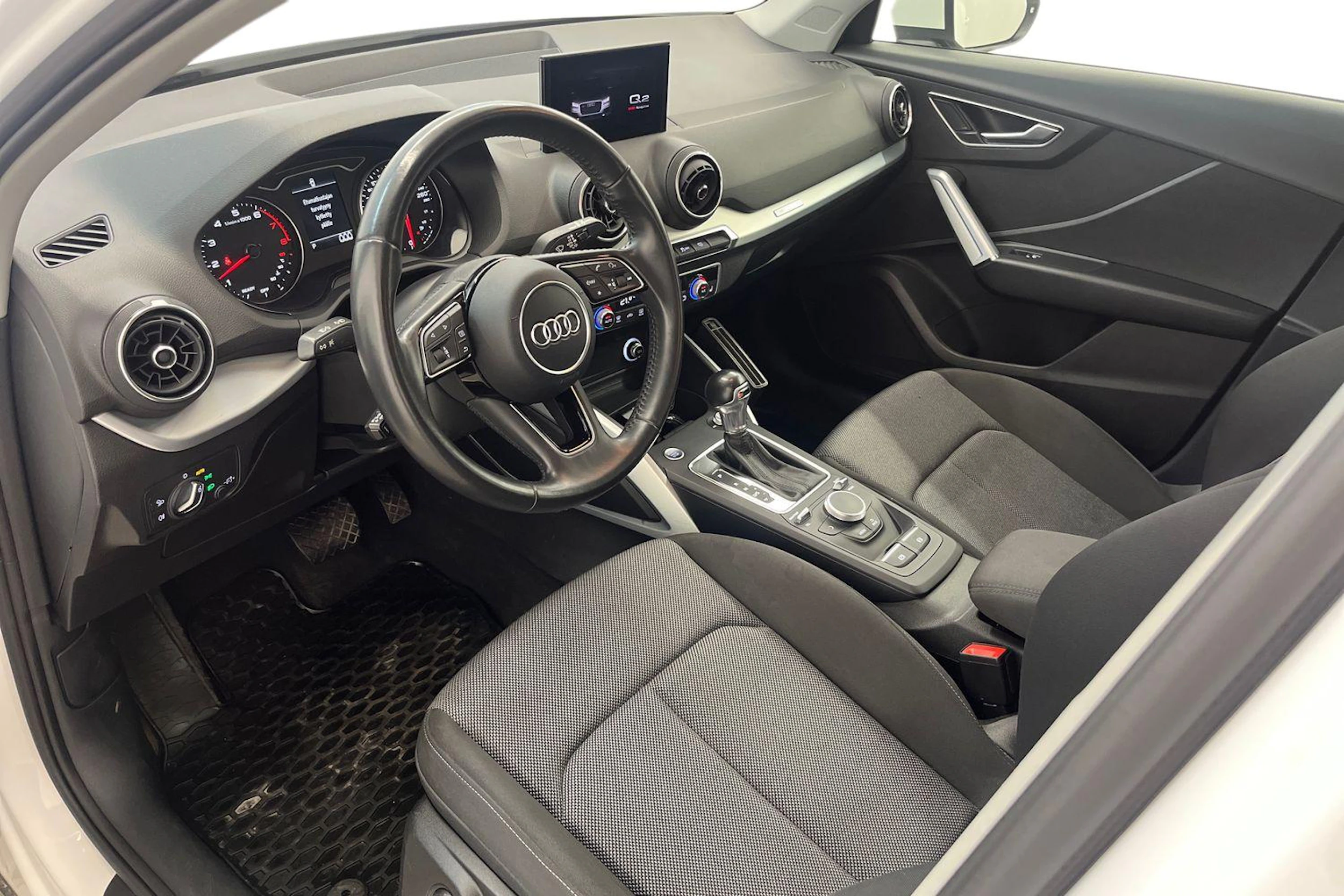 Valkoinen Audi Q2 2018 kuva 8.