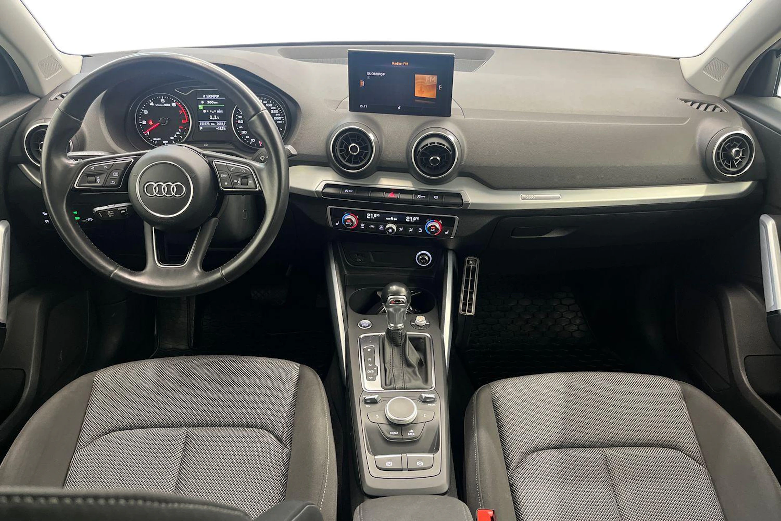 Valkoinen Audi Q2 2018 kuva 9.