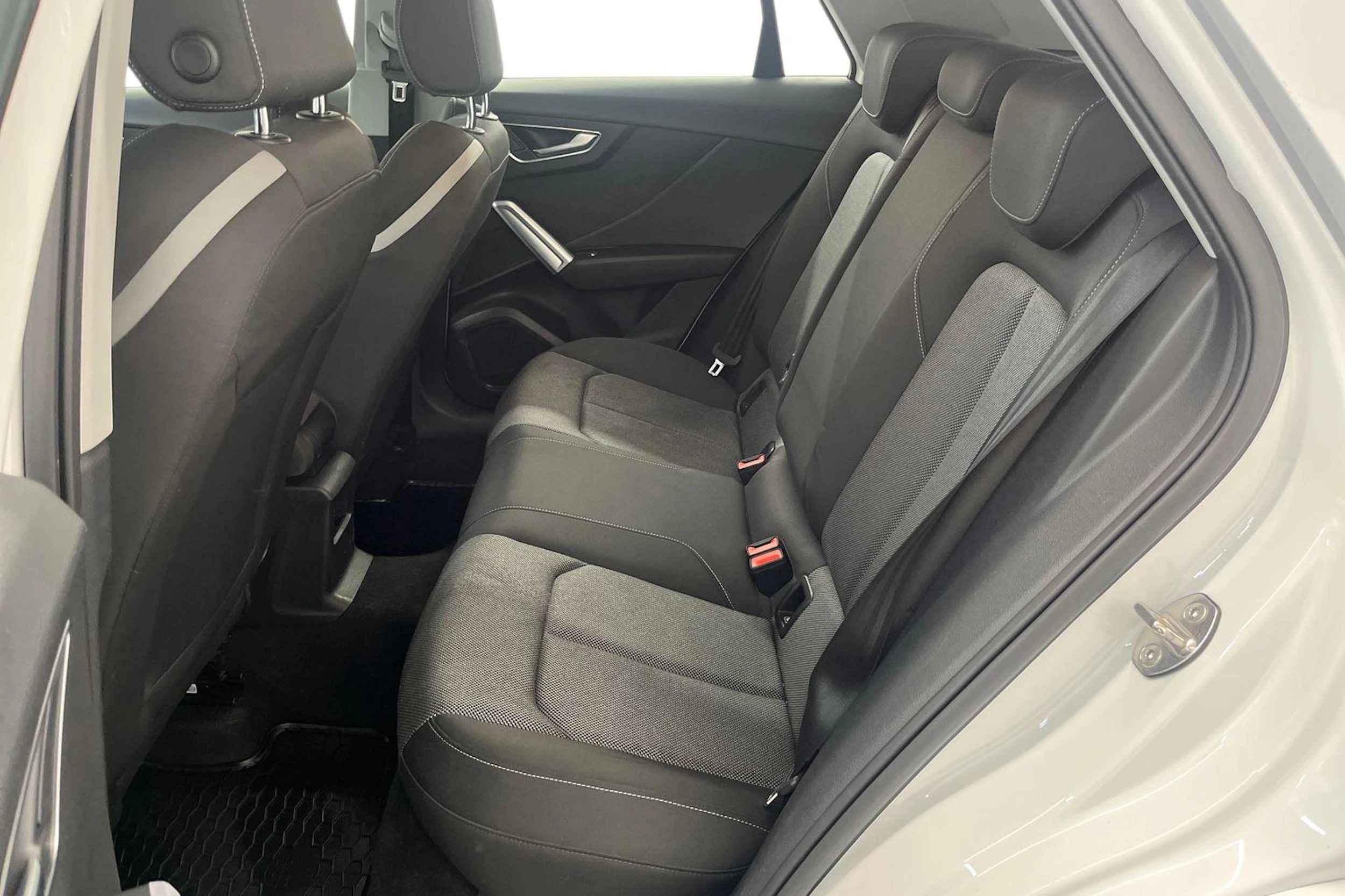 Valkoinen Audi Q2 2018 kuva 11.