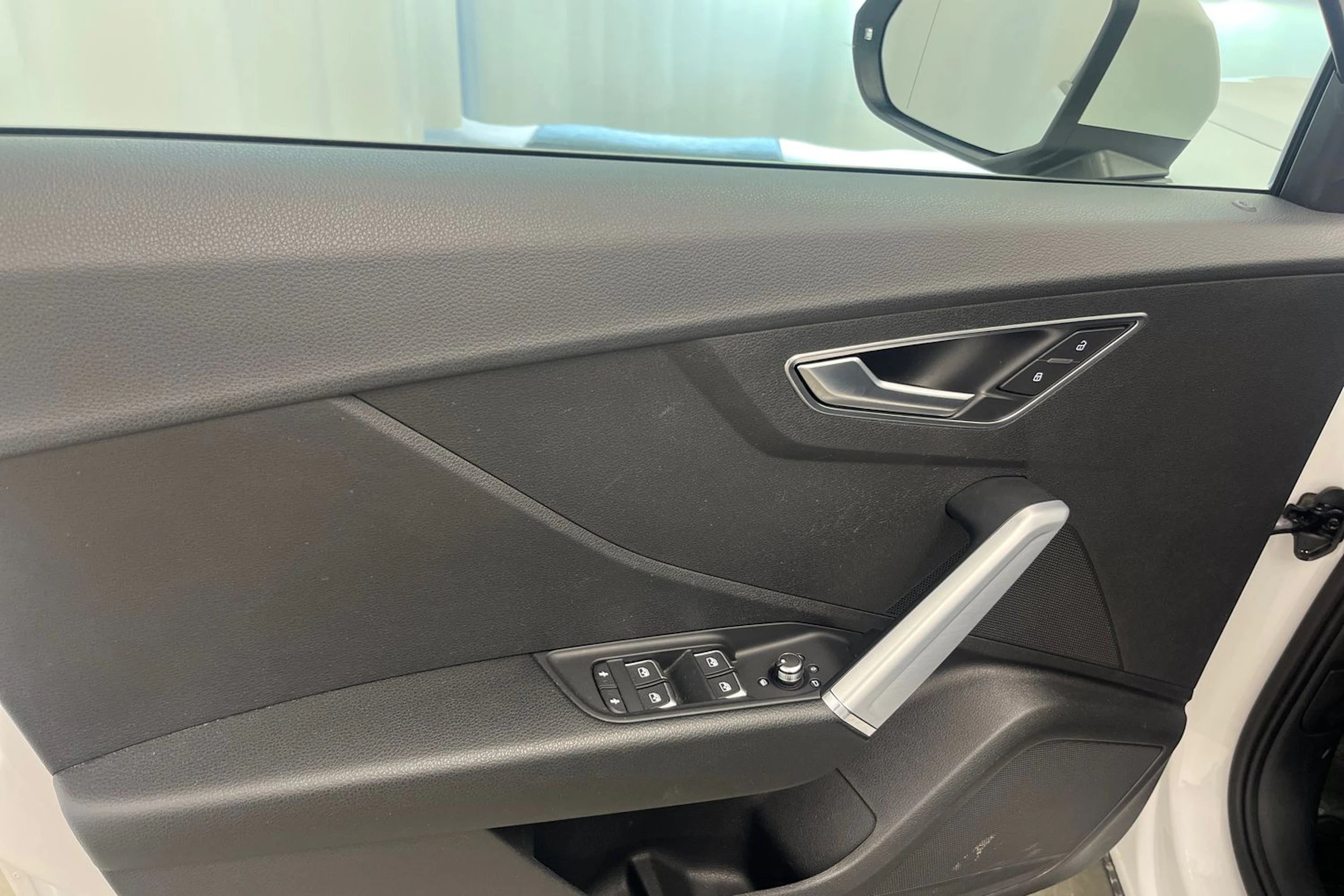 Valkoinen Audi Q2 2018 kuva 15.
