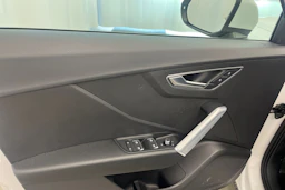 Valkoinen Audi Q2 2018 kuva 15.