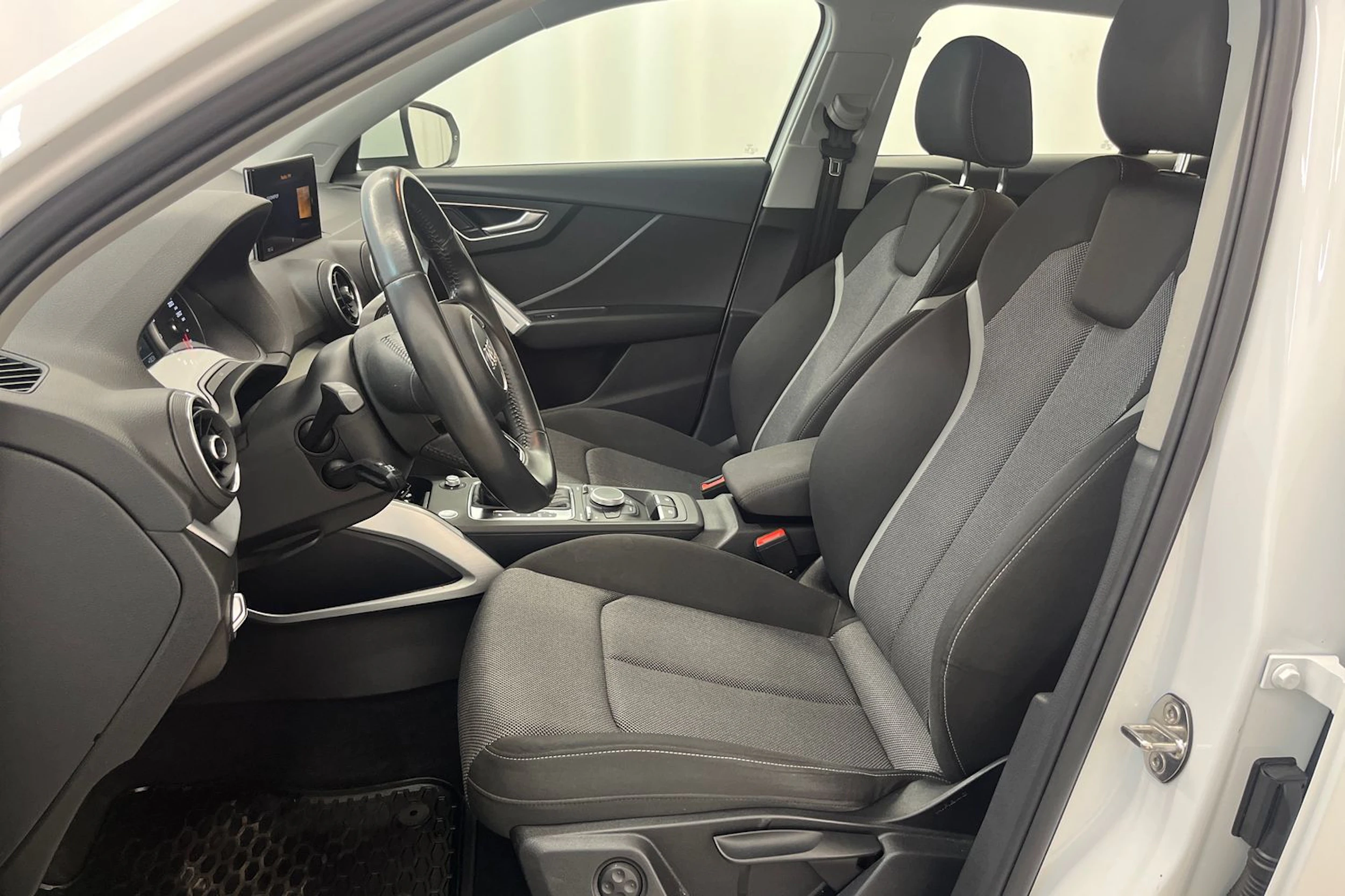 Valkoinen Audi Q2 2018 kuva 16.