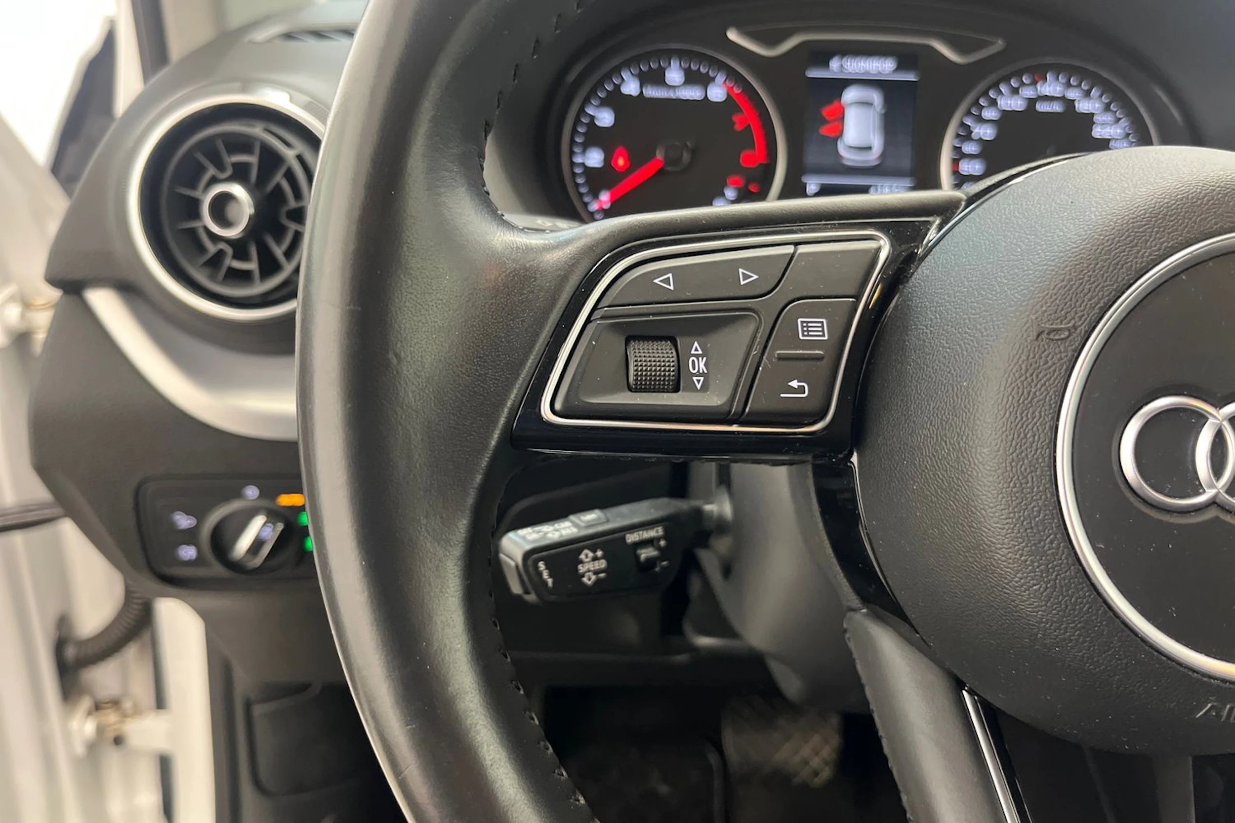 Valkoinen Audi Q2 2018 kuva 17.