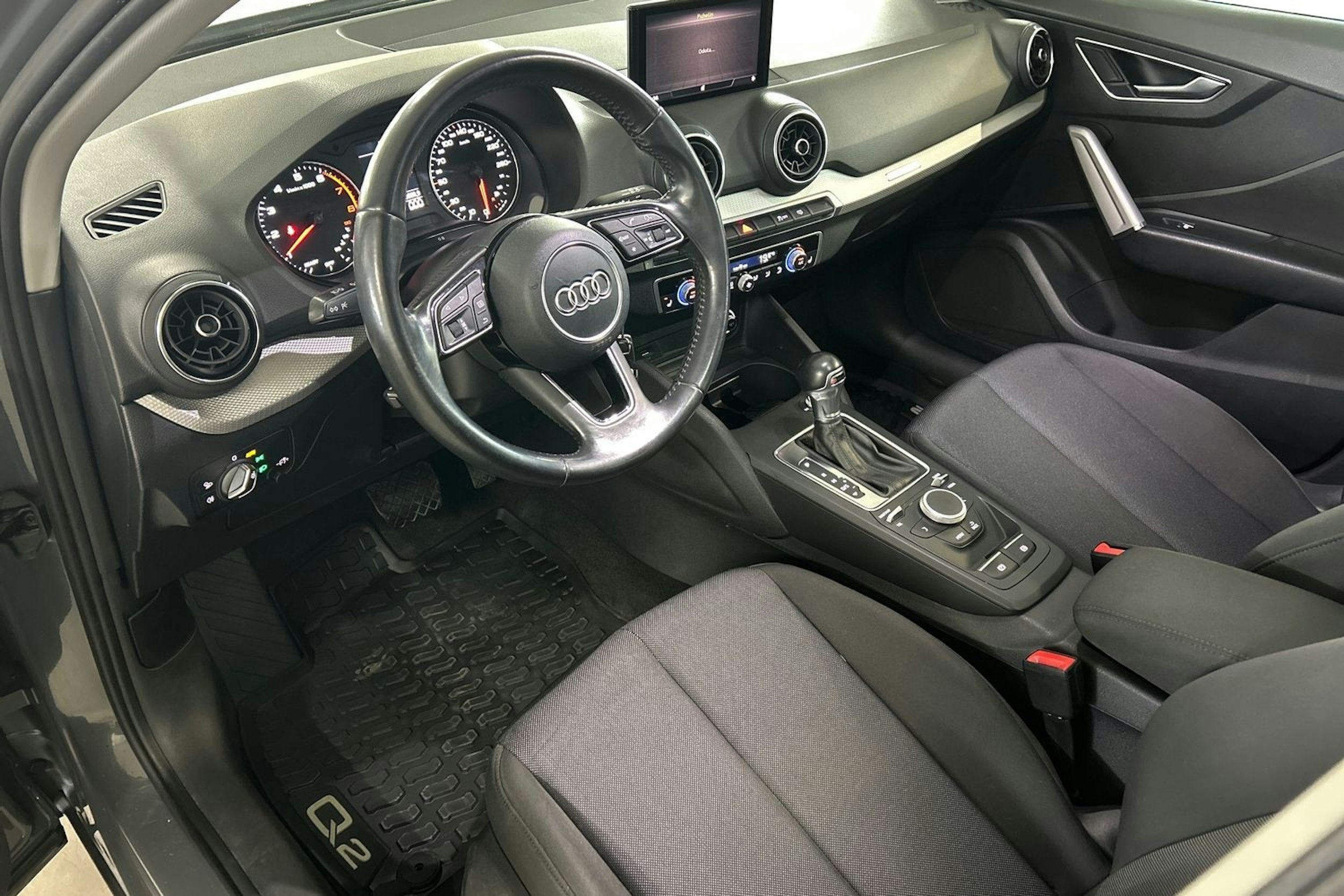 Harmaa Audi Q2 2018 kuva 7.