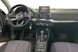 Harmaa Audi Q2 2018 kuva 9.