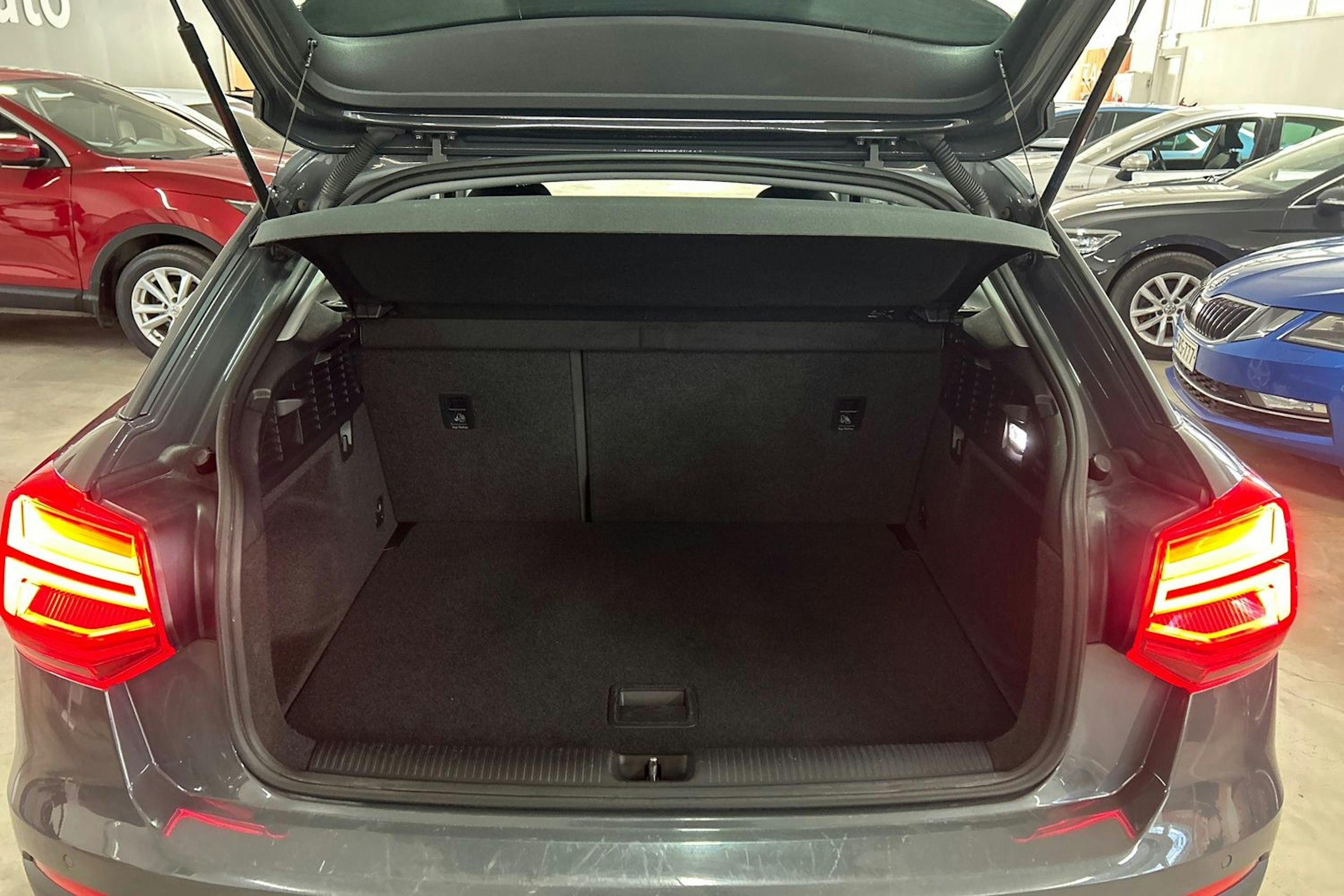Harmaa Audi Q2 2018 kuva 14.