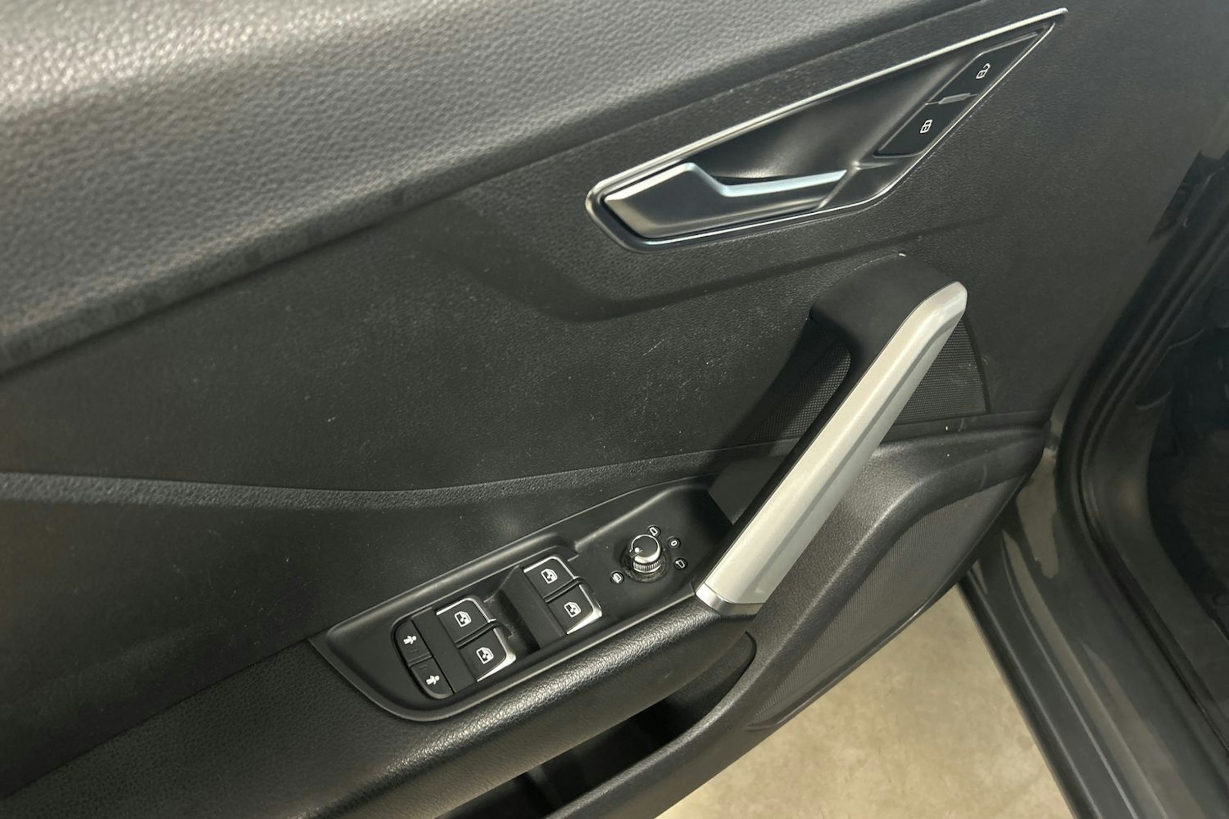 Harmaa Audi Q2 2018 kuva 15.