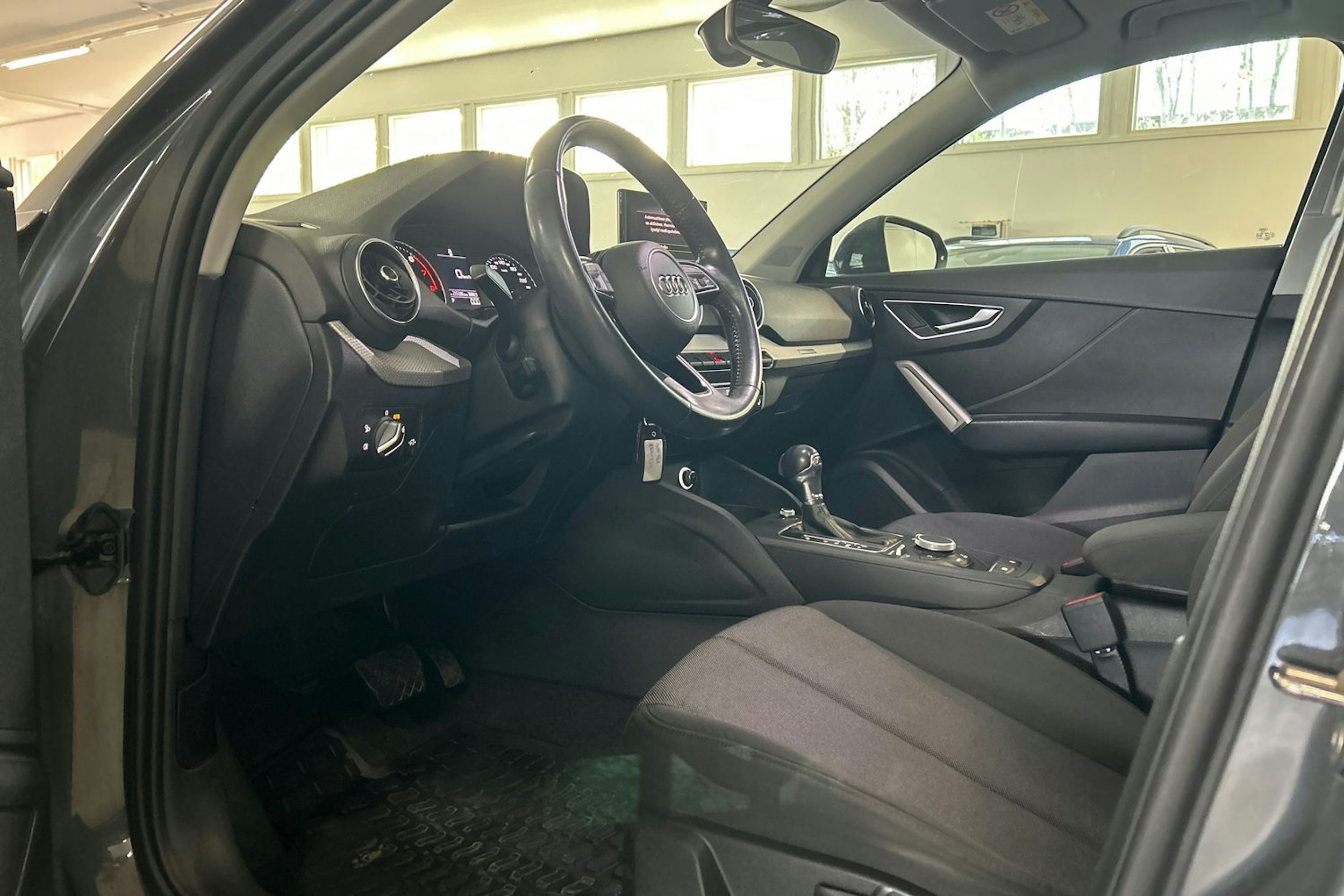 Harmaa Audi Q2 2018 kuva 16.