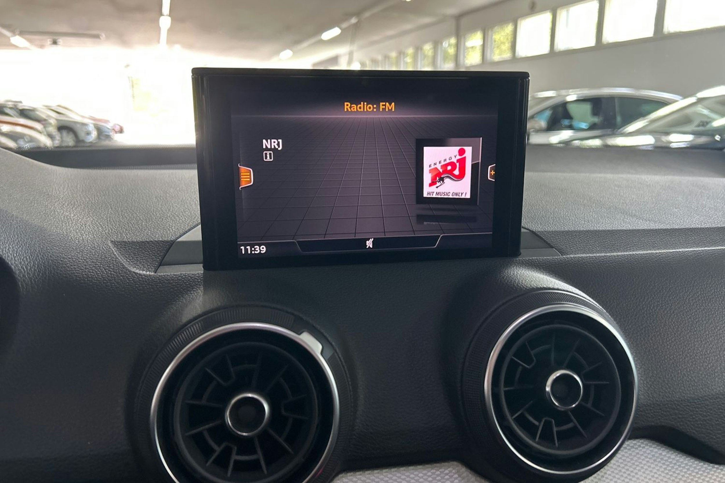Harmaa Audi Q2 2018 kuva 21.