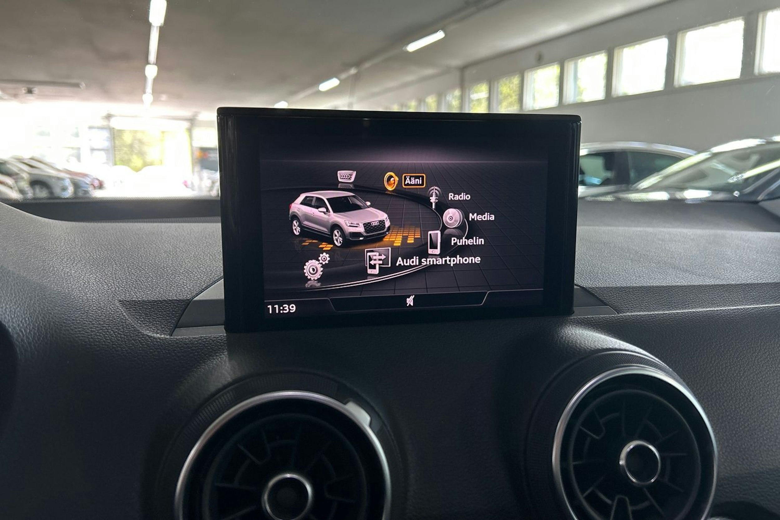 Harmaa Audi Q2 2018 kuva 22.