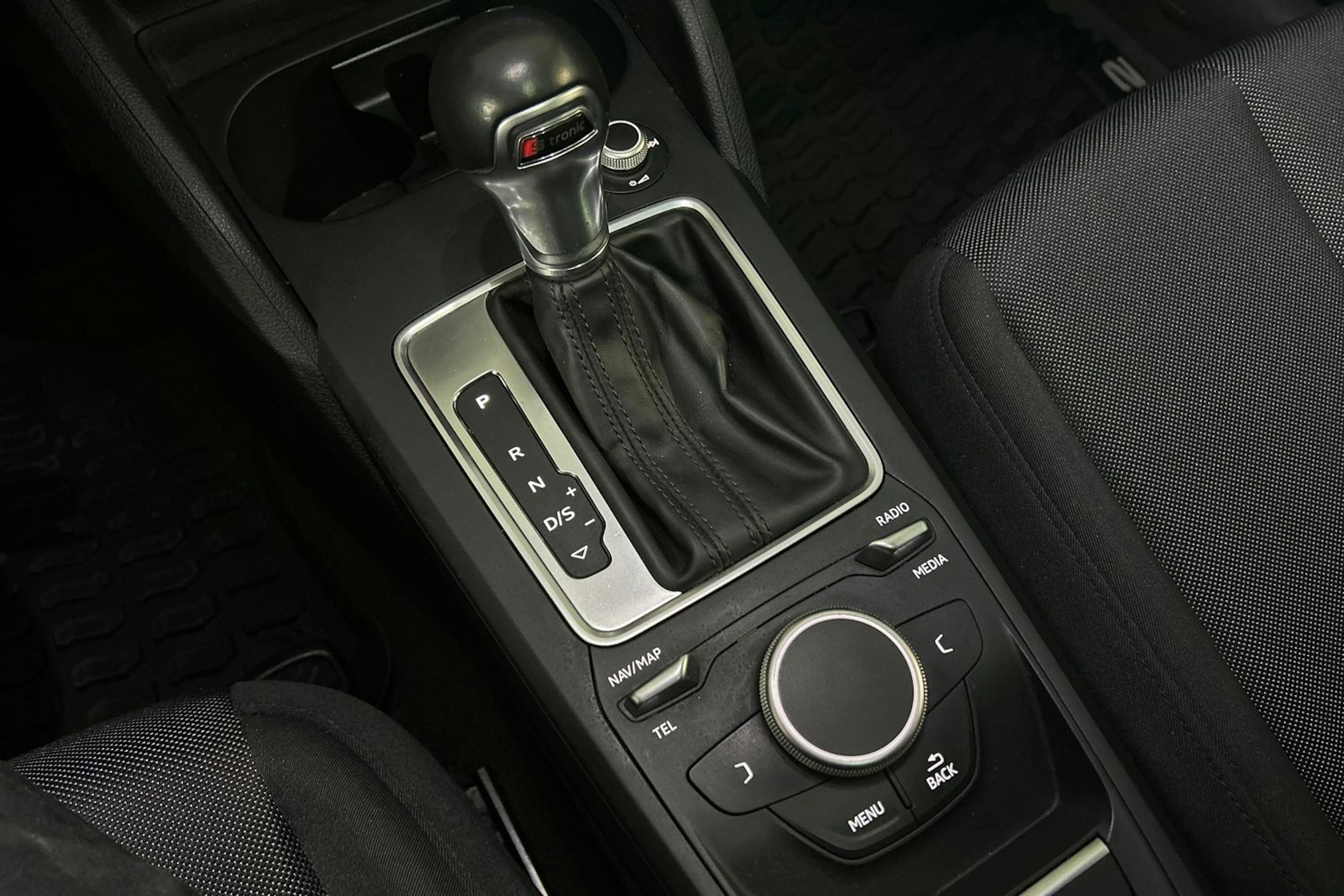 Harmaa Audi Q2 2018 kuva 24.