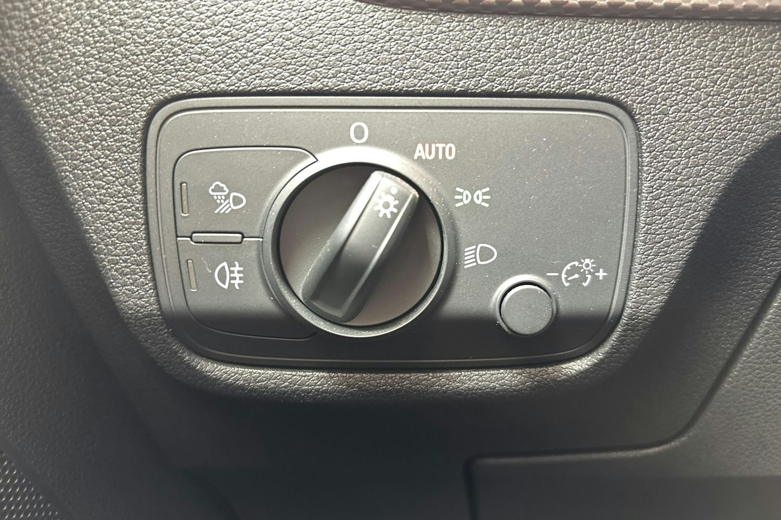 hopea Audi Q2 2018 kuva 15.
