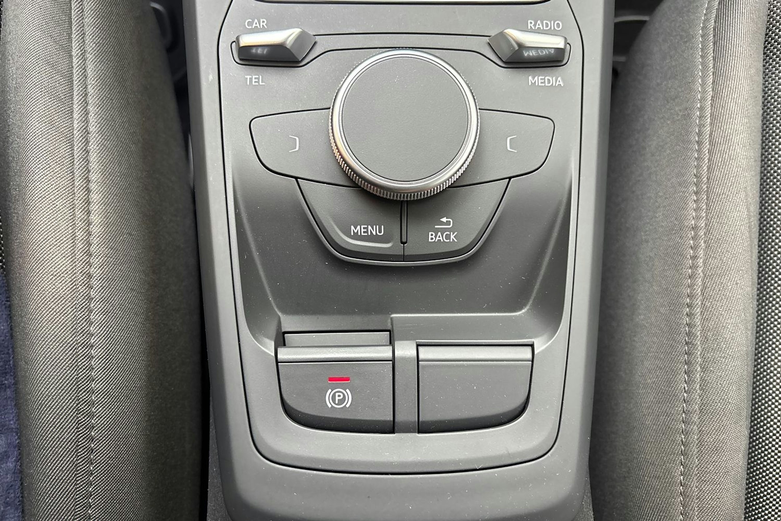 hopea Audi Q2 2018 kuva 23.
