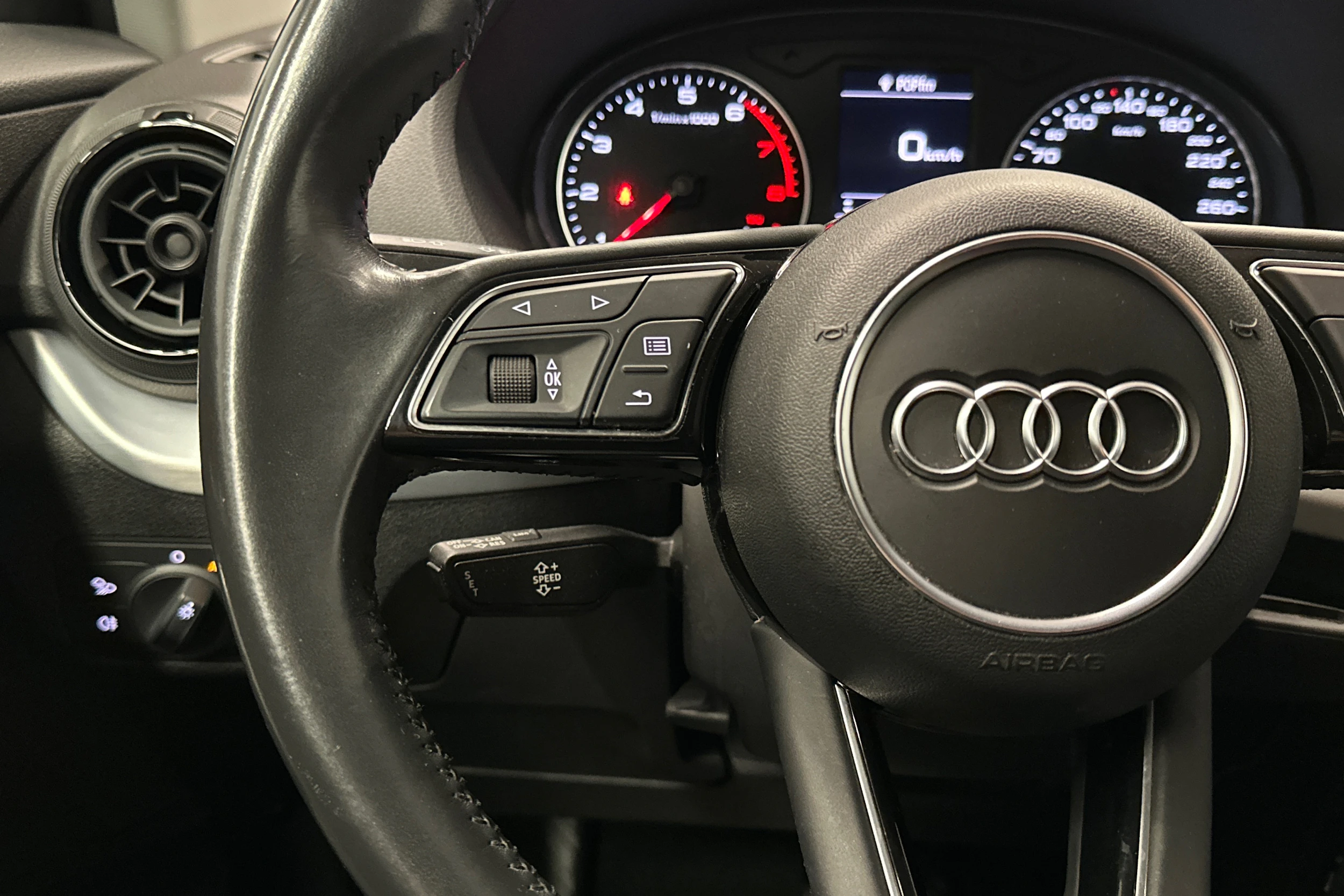musta Audi Q2 2018 kuva 11.