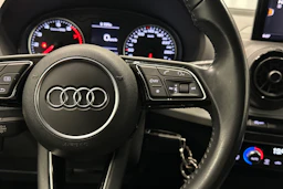 musta Audi Q2 2018 kuva 12.