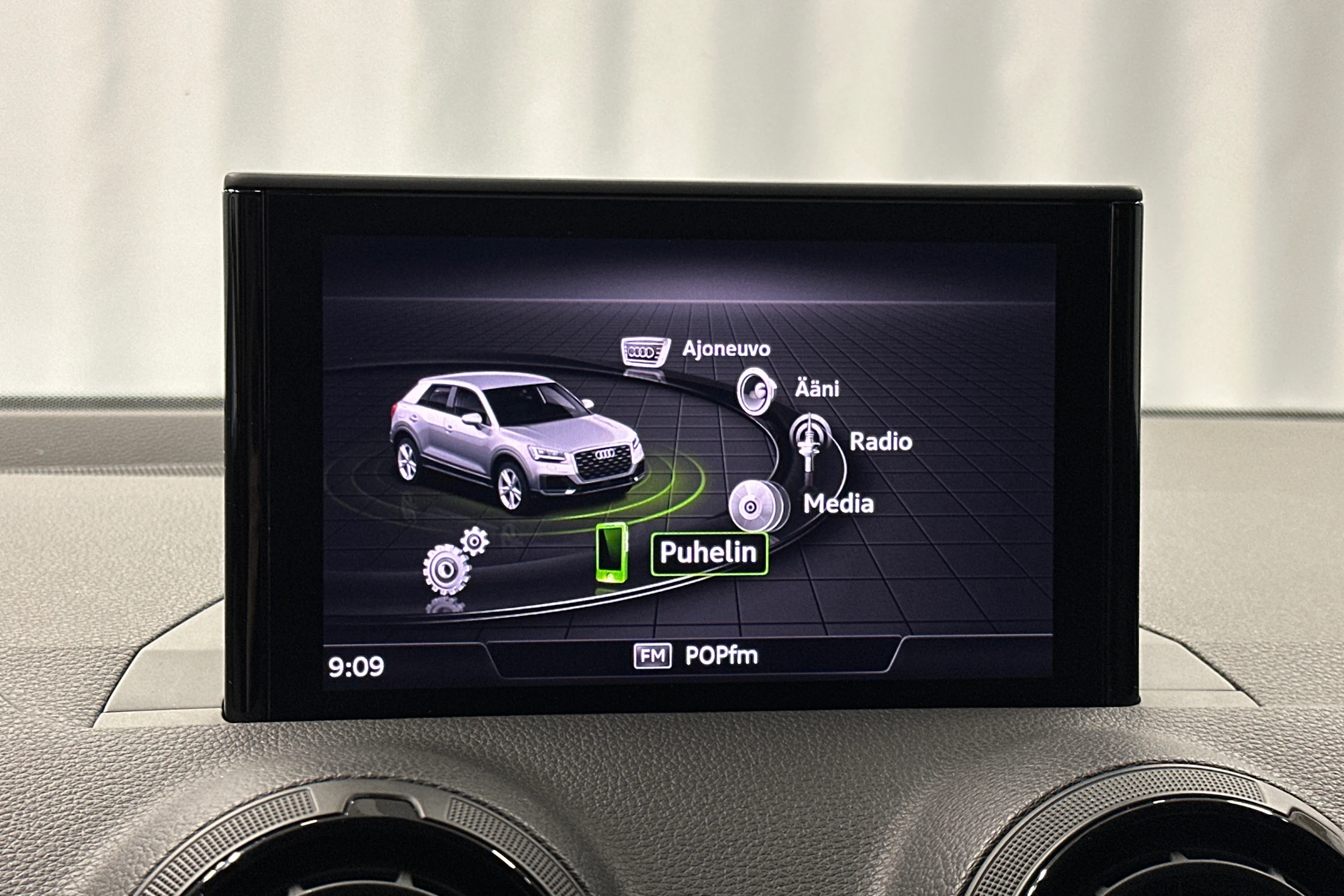 musta Audi Q2 2018 kuva 16.