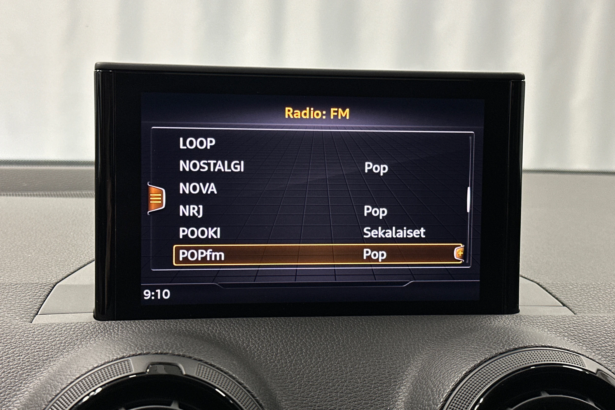 musta Audi Q2 2018 kuva 19.