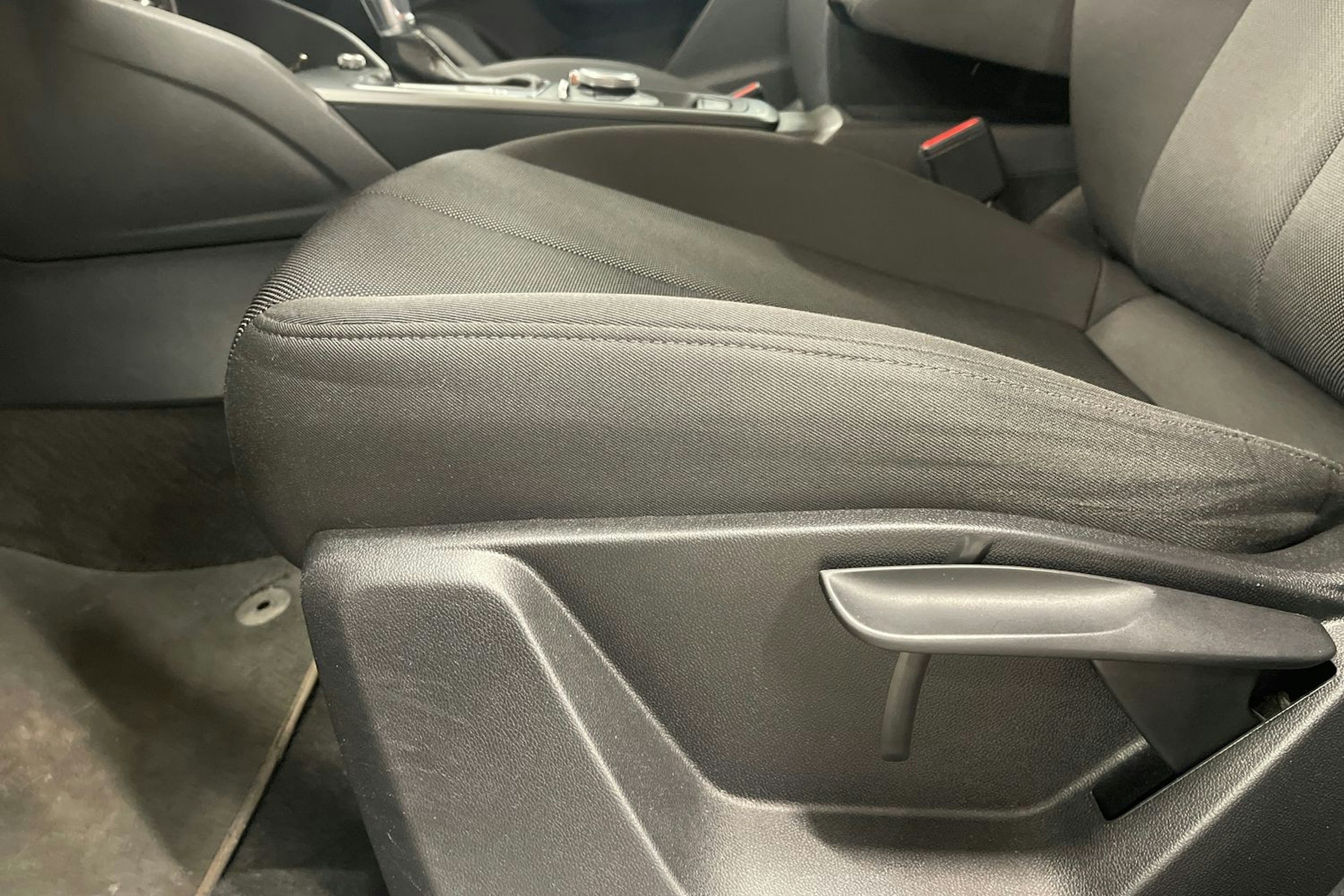 Harmaa Audi Q2 2018 kuva 16.