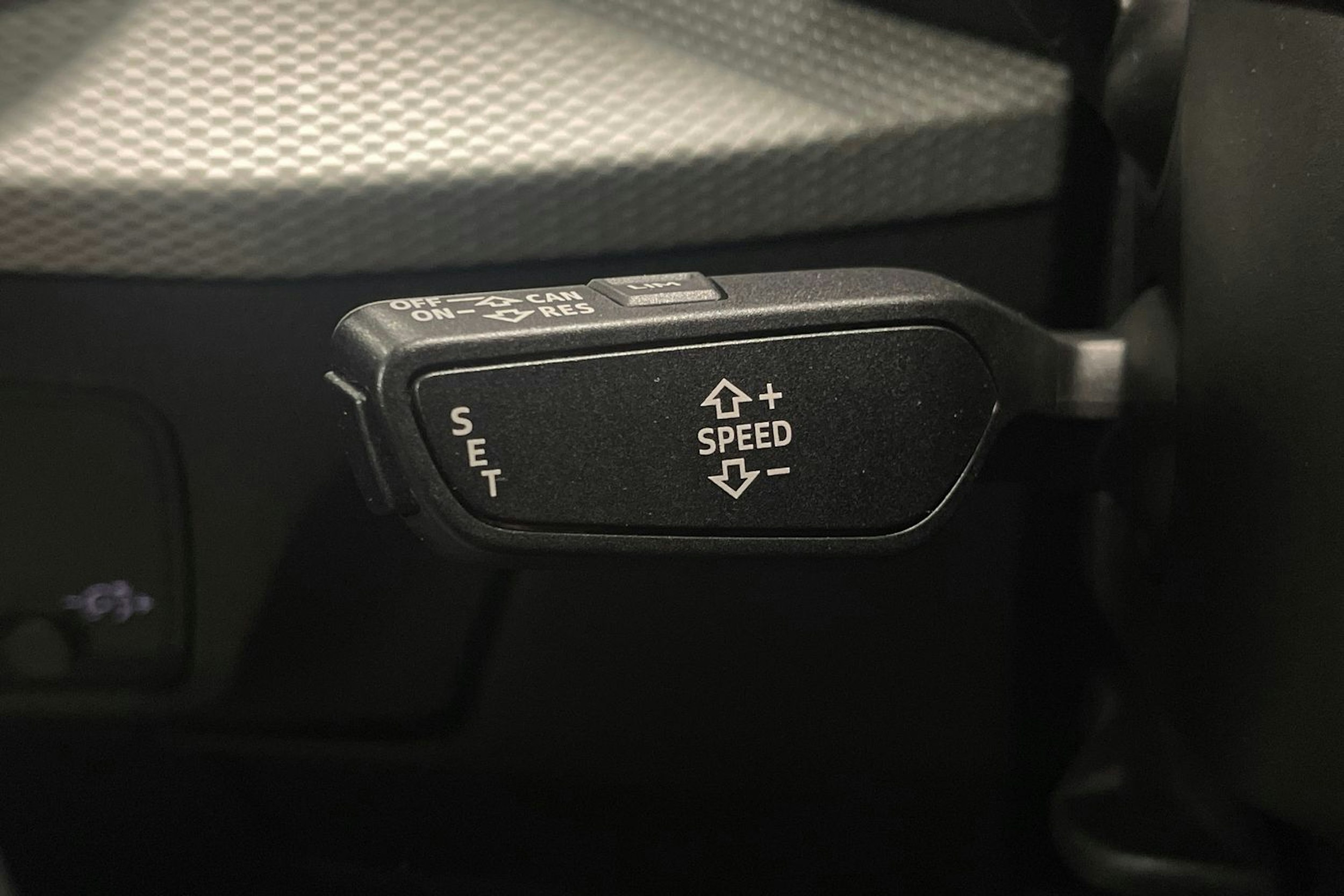 Harmaa Audi Q2 2018 kuva 17.