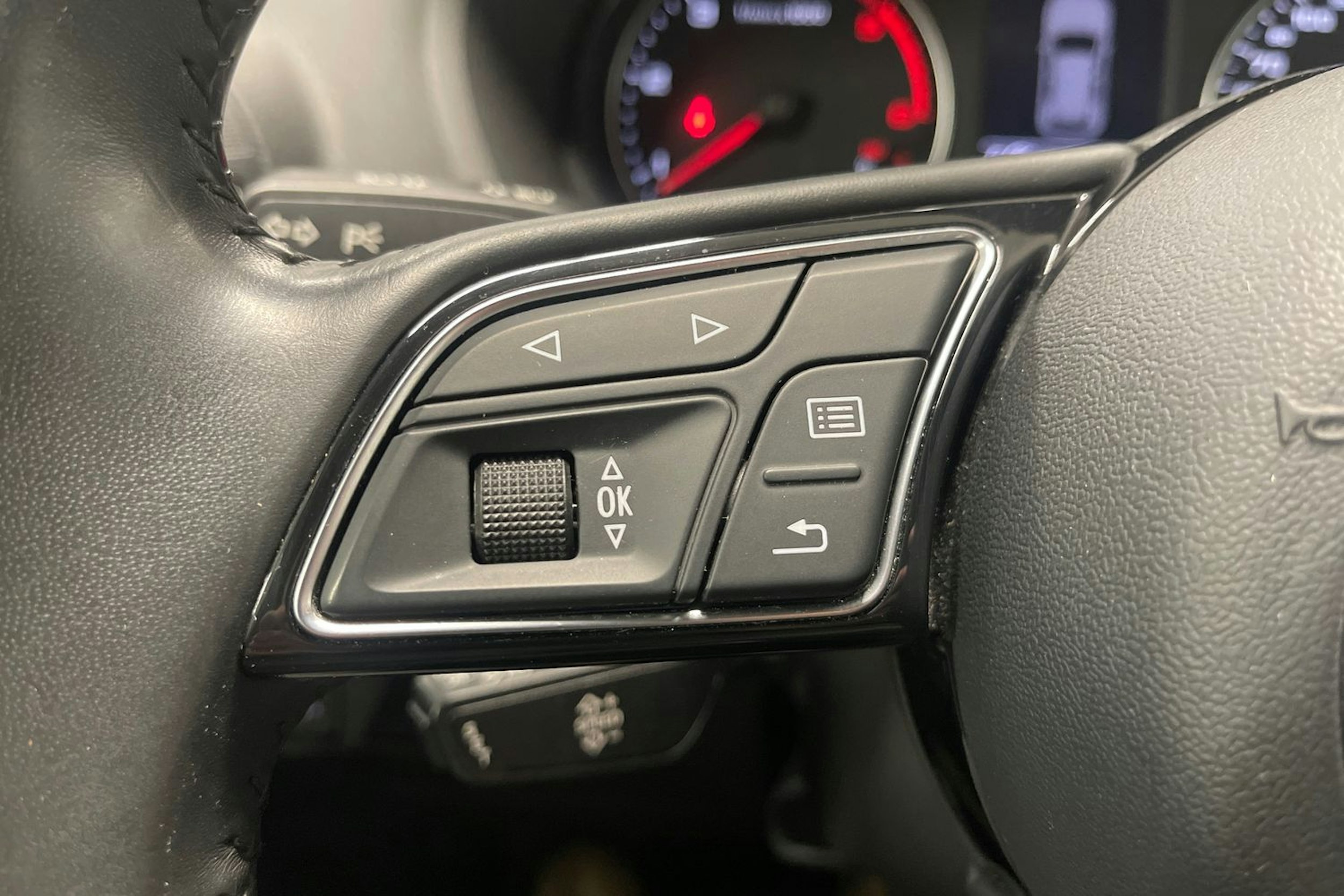 Harmaa Audi Q2 2018 kuva 18.