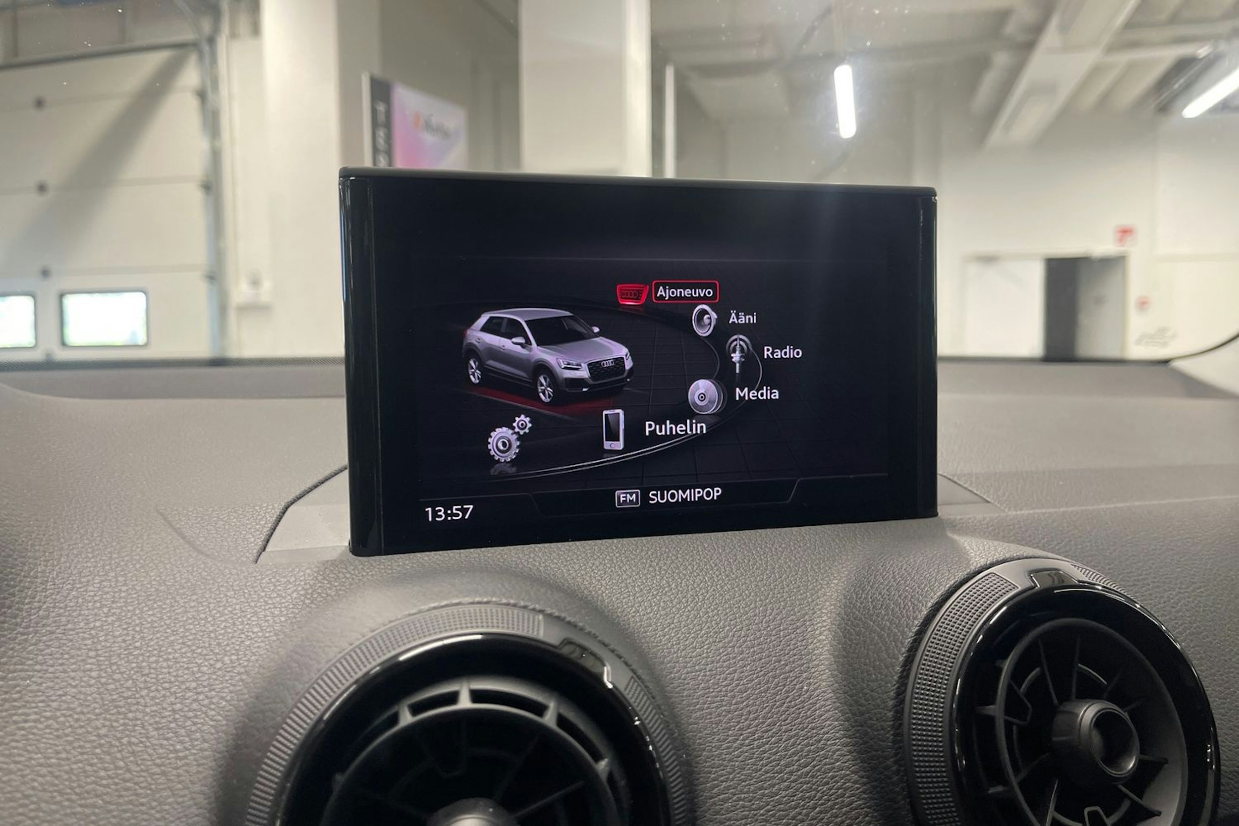 Harmaa Audi Q2 2018 kuva 22.