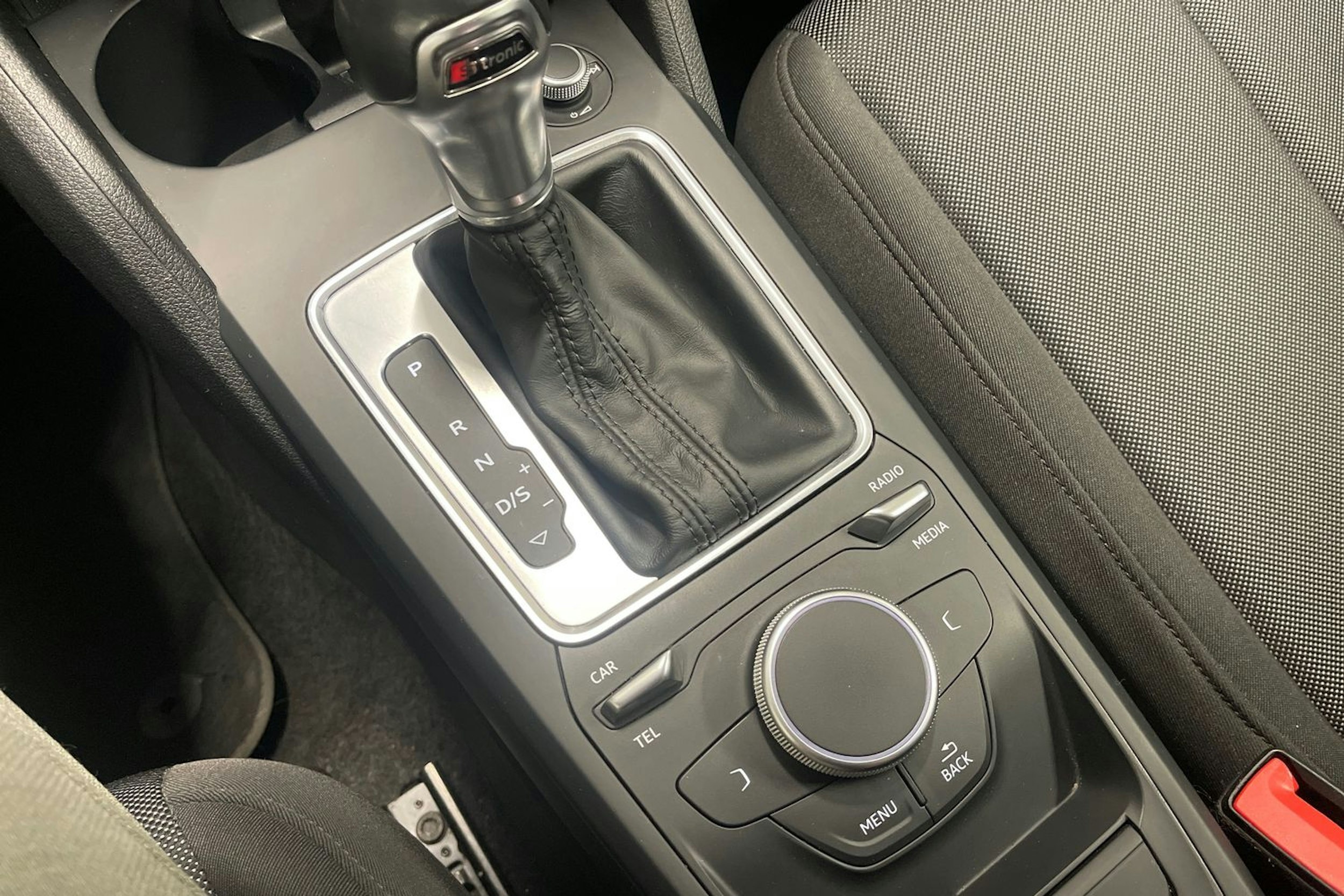 Harmaa Audi Q2 2018 kuva 24.