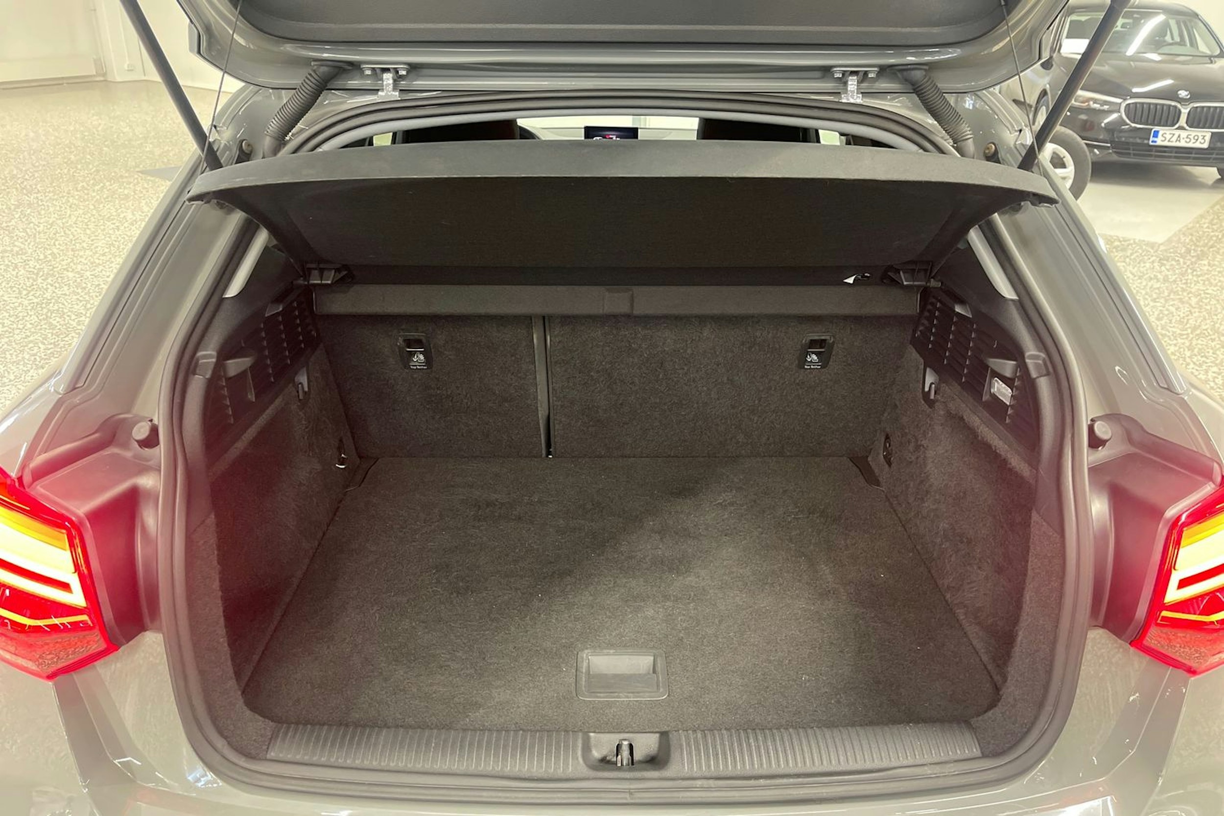 Harmaa Audi Q2 2018 kuva 25.