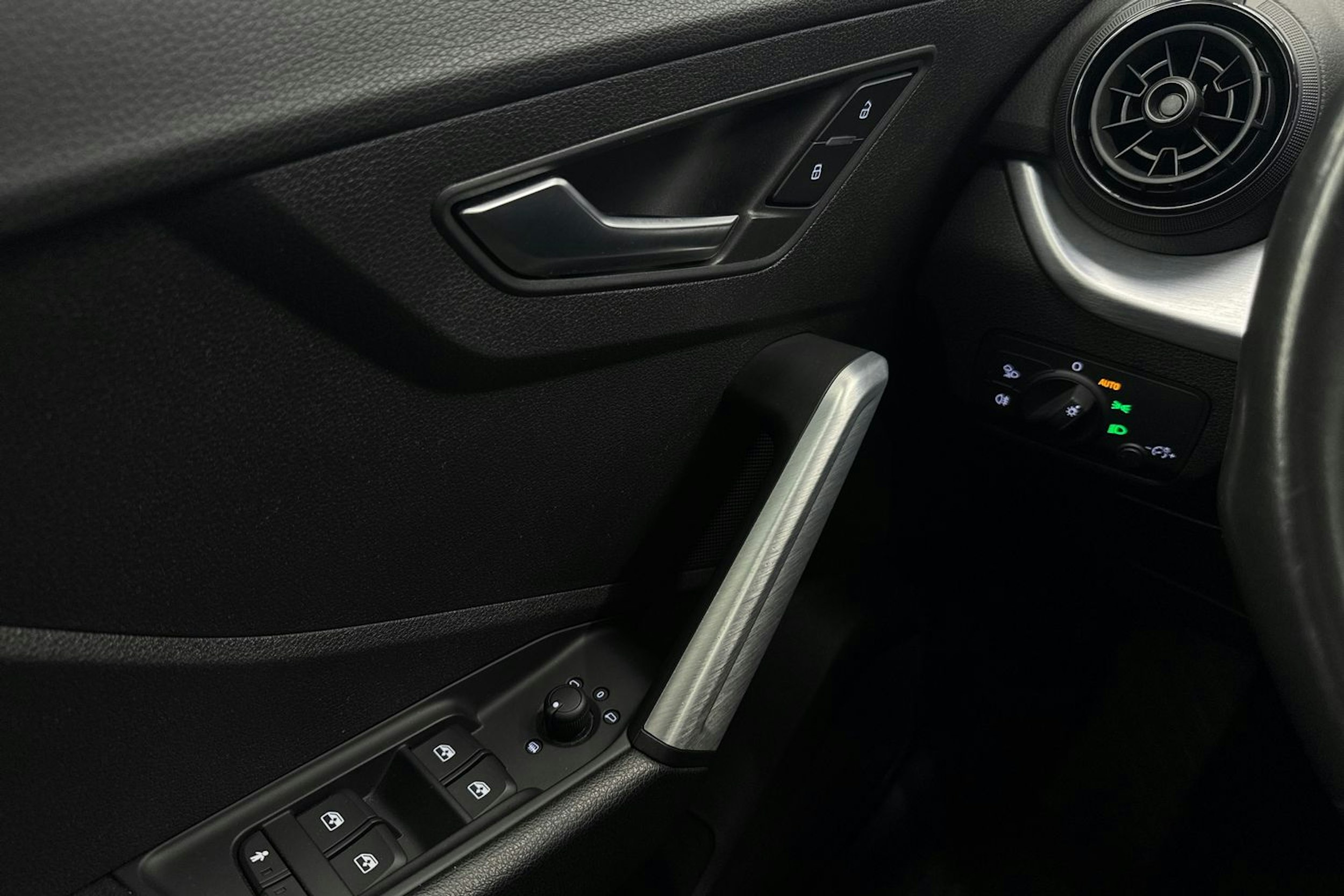 Sininen Audi Q2 2018 kuva 19.