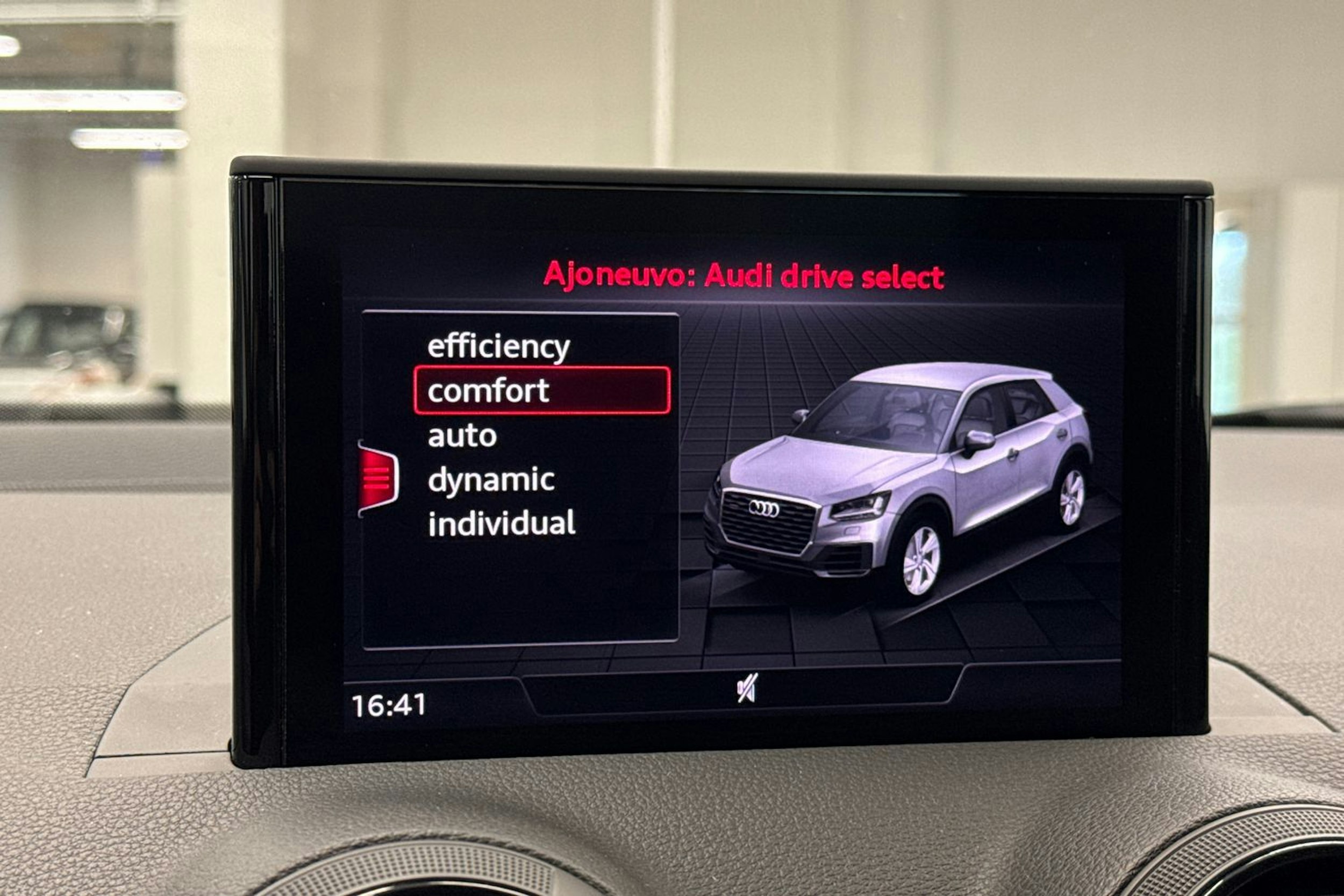 Sininen Audi Q2 2018 kuva 28.