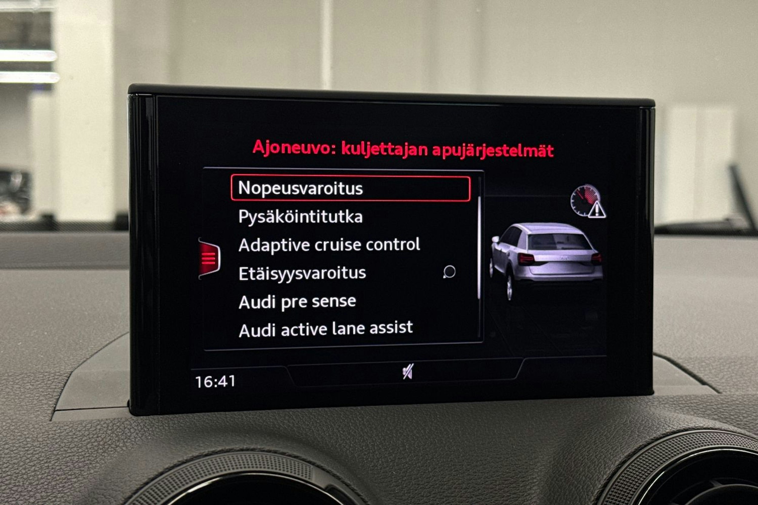 Sininen Audi Q2 2018 kuva 29.