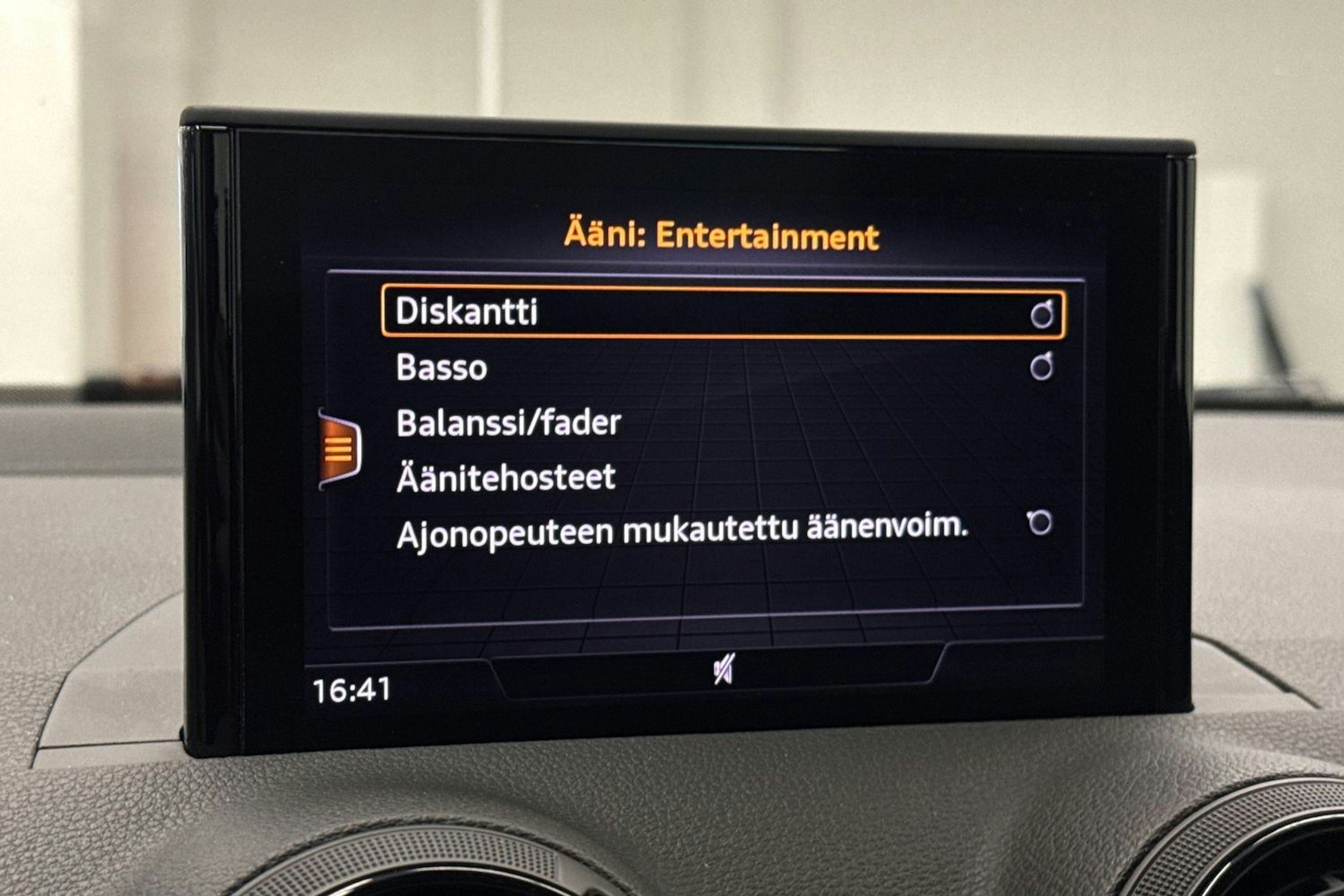 Sininen Audi Q2 2018 kuva 30.