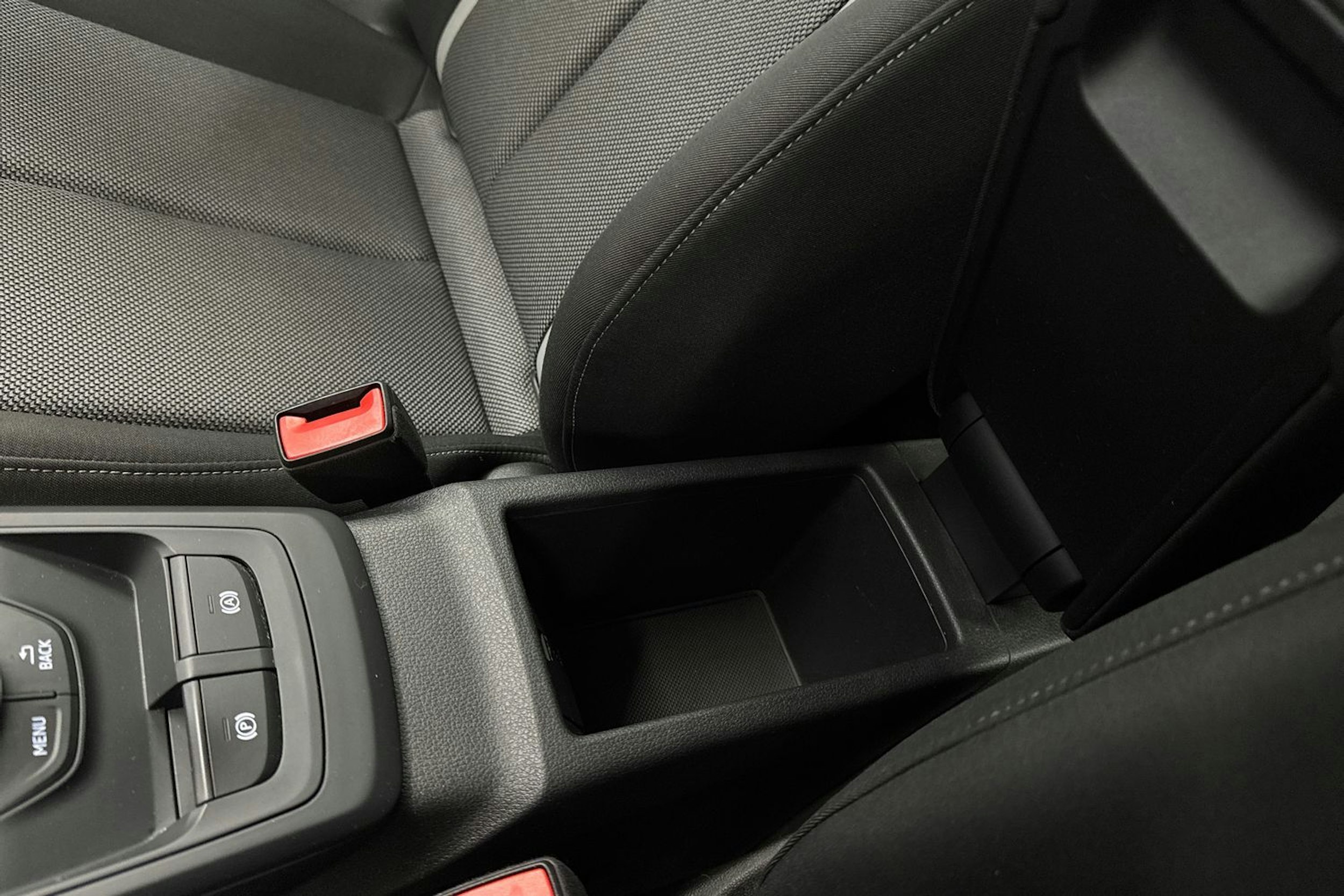 Sininen Audi Q2 2018 kuva 36.