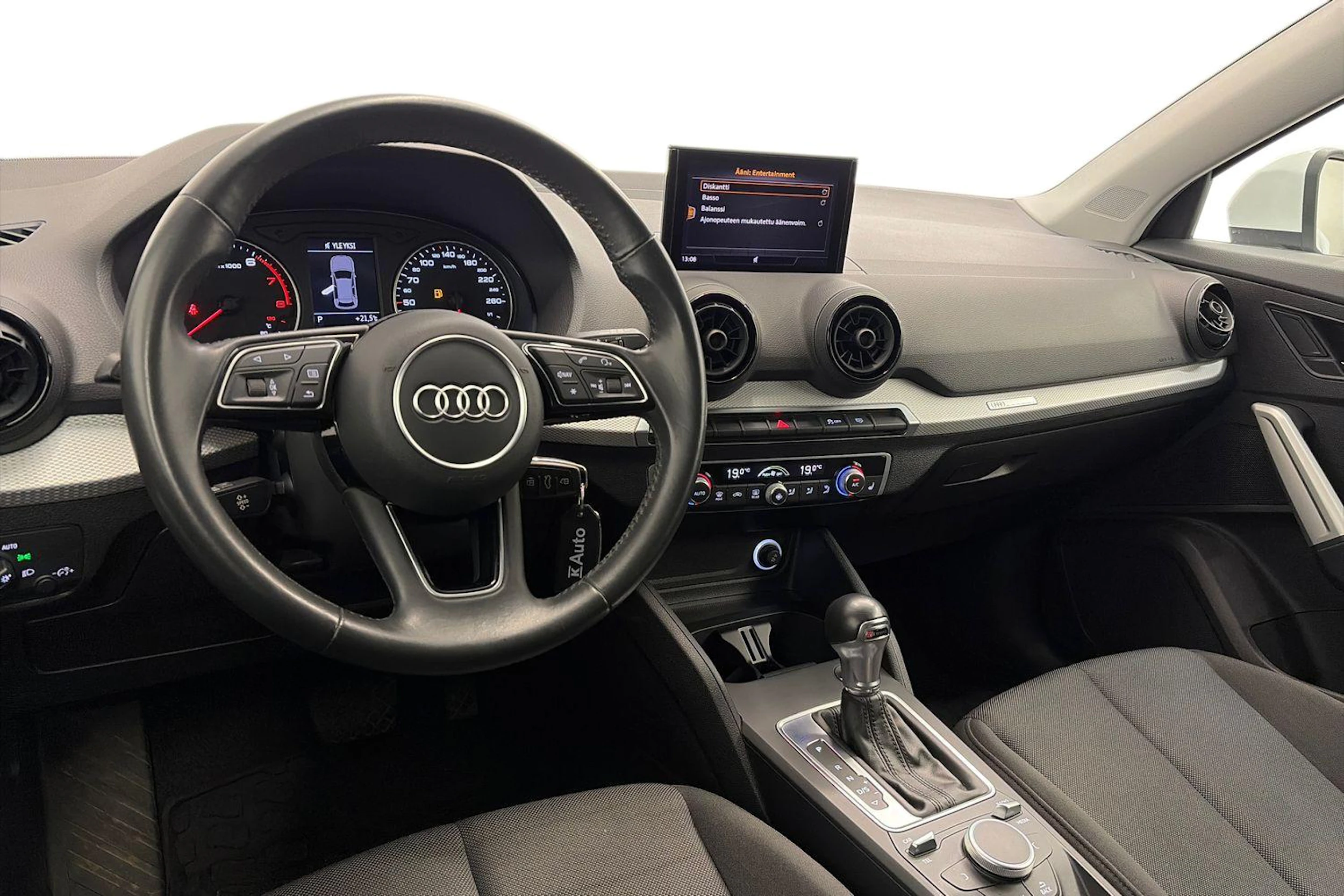 valkoinen Audi Q2 2018 kuva 6.